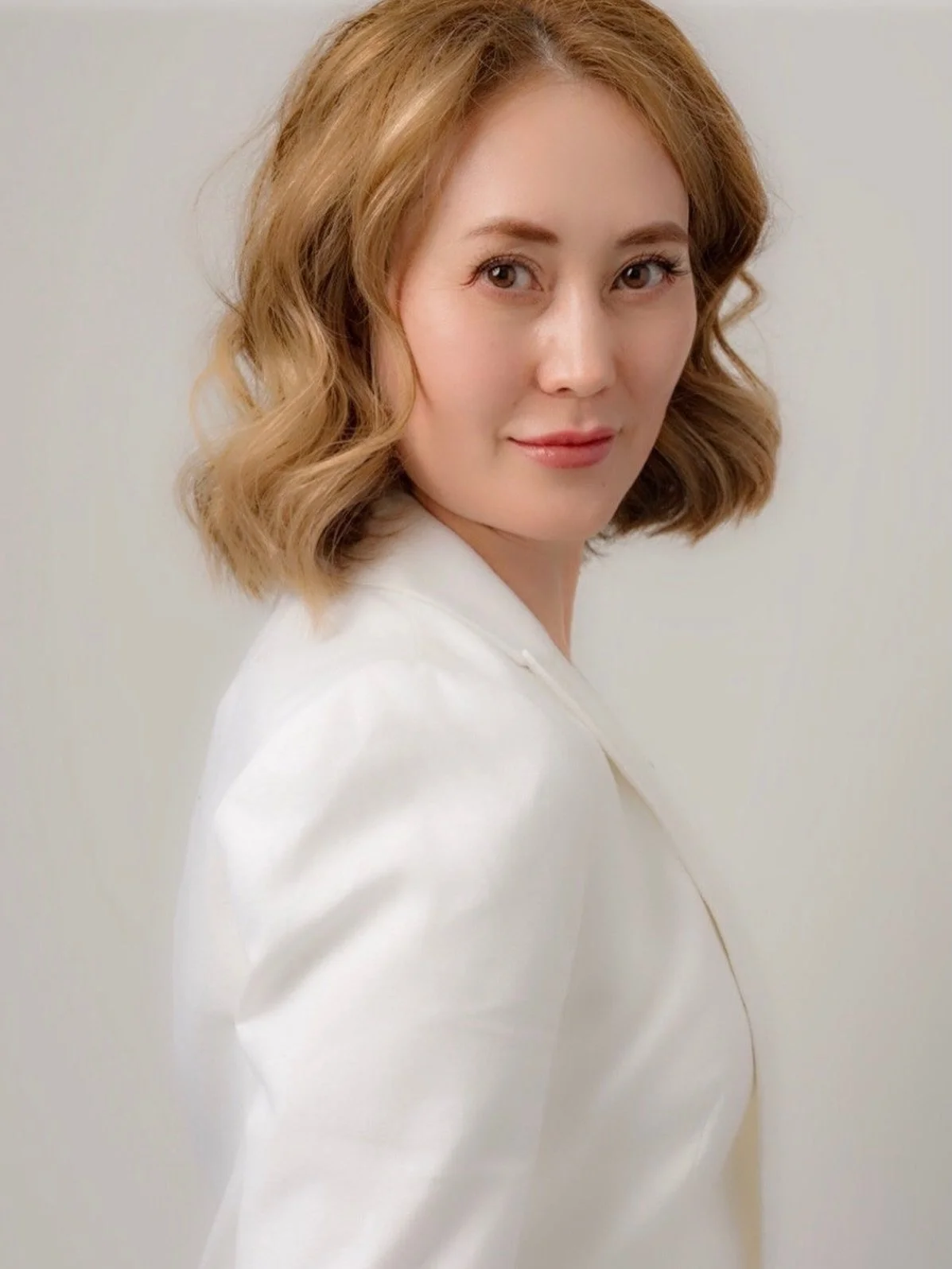 Winter Skincare Tips for Dry &amp; Sensitive Skin ❄️

Cold, dry air and indoor heating can strip moisture from your skin. To keep it healthy:
&bull; Gentle exfoliation: Use mild chemical exfoliants (like lactic acid or enzymes) 1&ndash;2x/week to rem