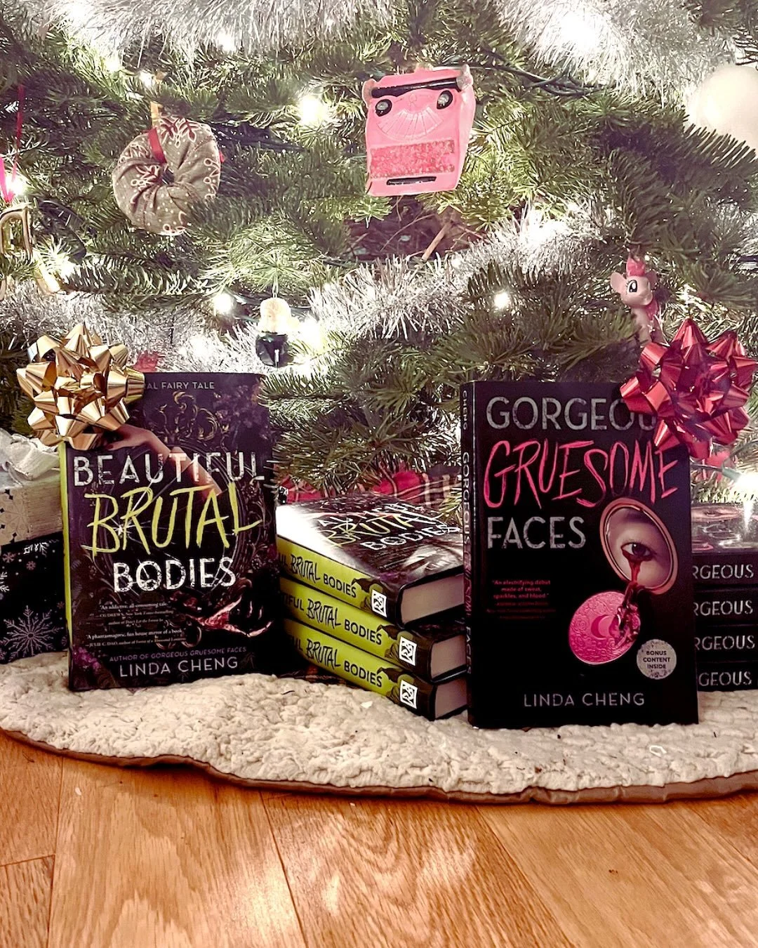 Happy holidays!! If you&rsquo;re looking for some glittery horror to add to your cheer, both books in my sapphic horror duology GORGEOUS GRUESOME FACES and the standalone follow up BEAUTIFUL BRUTAL BODIES are the perfect gift for the horror lover in 