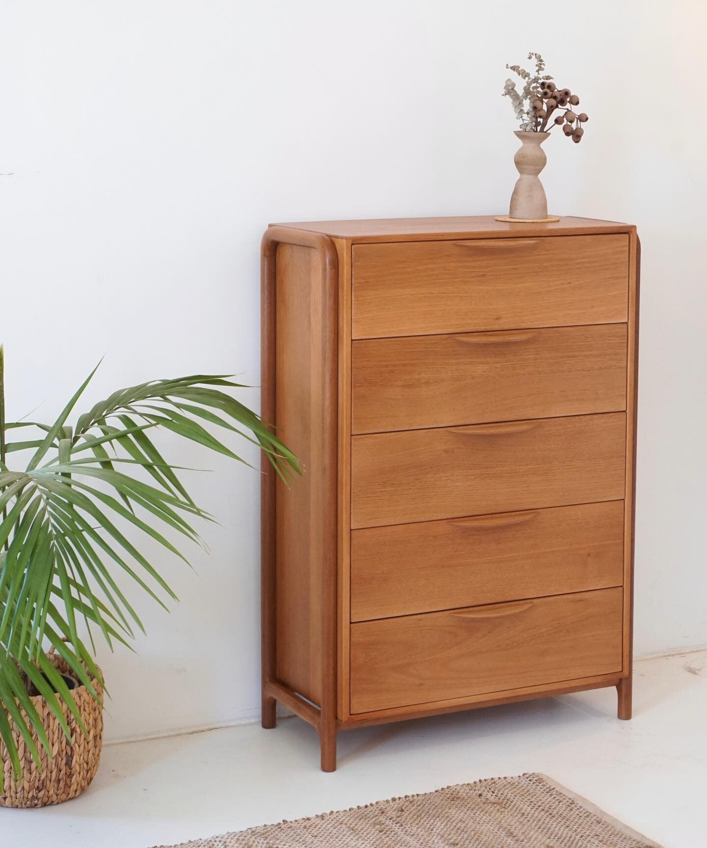 The last project for the year!

Loop Dresser / chest of drawers

A great way to wind up this year with a beautiful new design. Lots of attention to detail on this one with soft rounded corners and hand carved handles. Recycled native timber ♻️

1300H