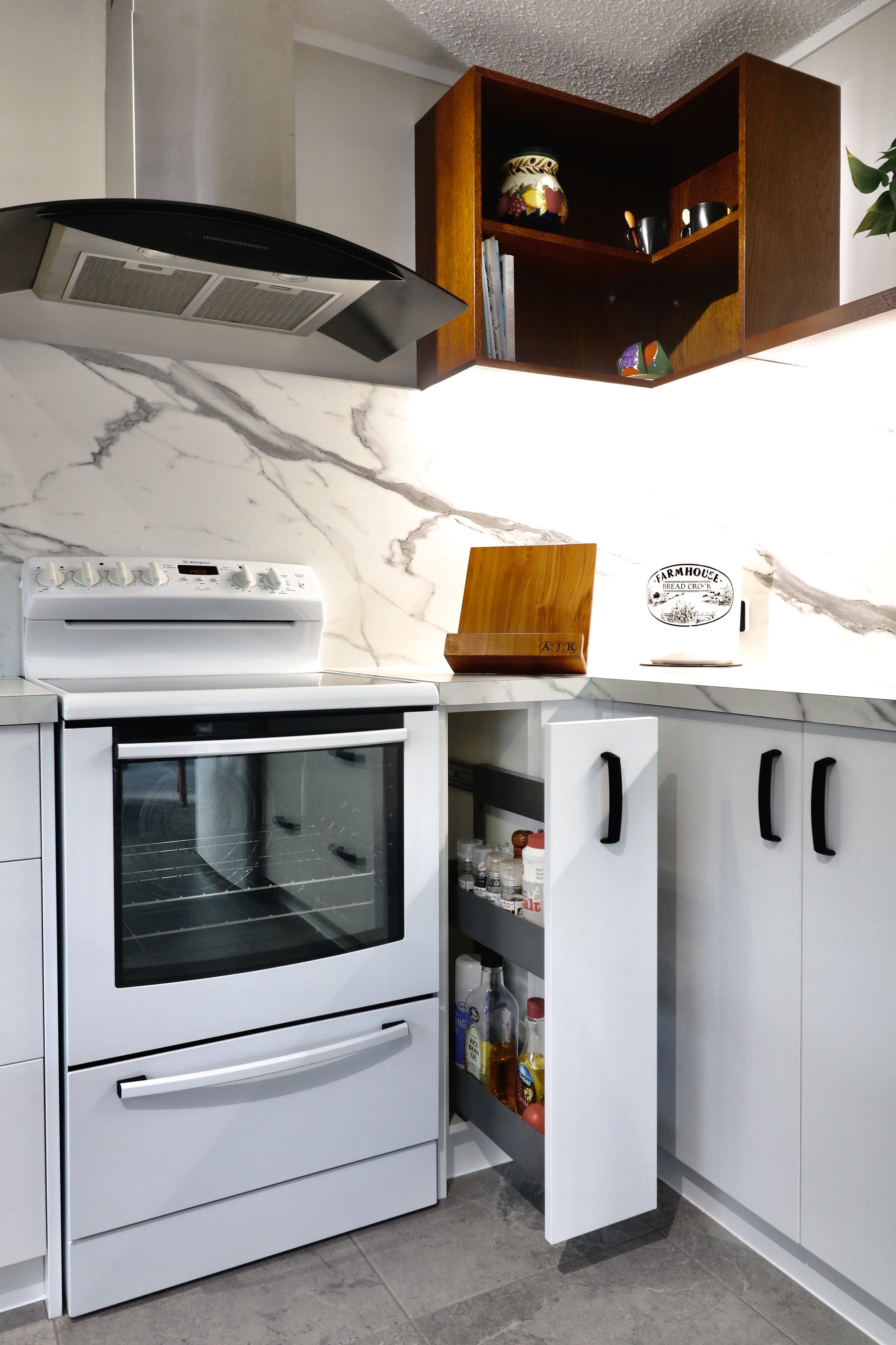 *Below the benchtop we have a 200mm pullout unit  Vauth-Sagel Side mounted  with 2 Planero Baskets