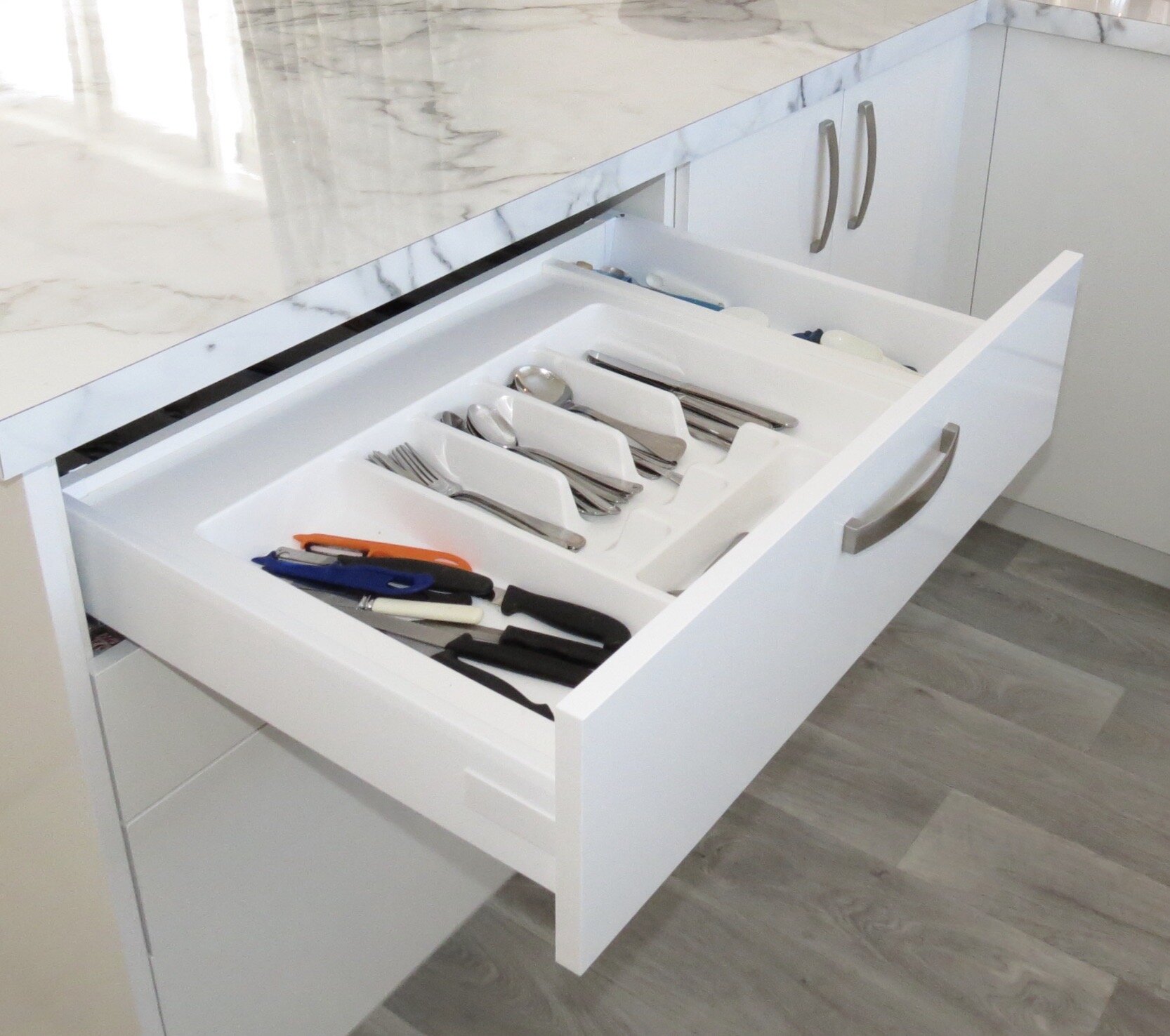 * Custom fitted Fit Minima cutlery drawer organiser
* Titus Tekform Soft Close Drawers 