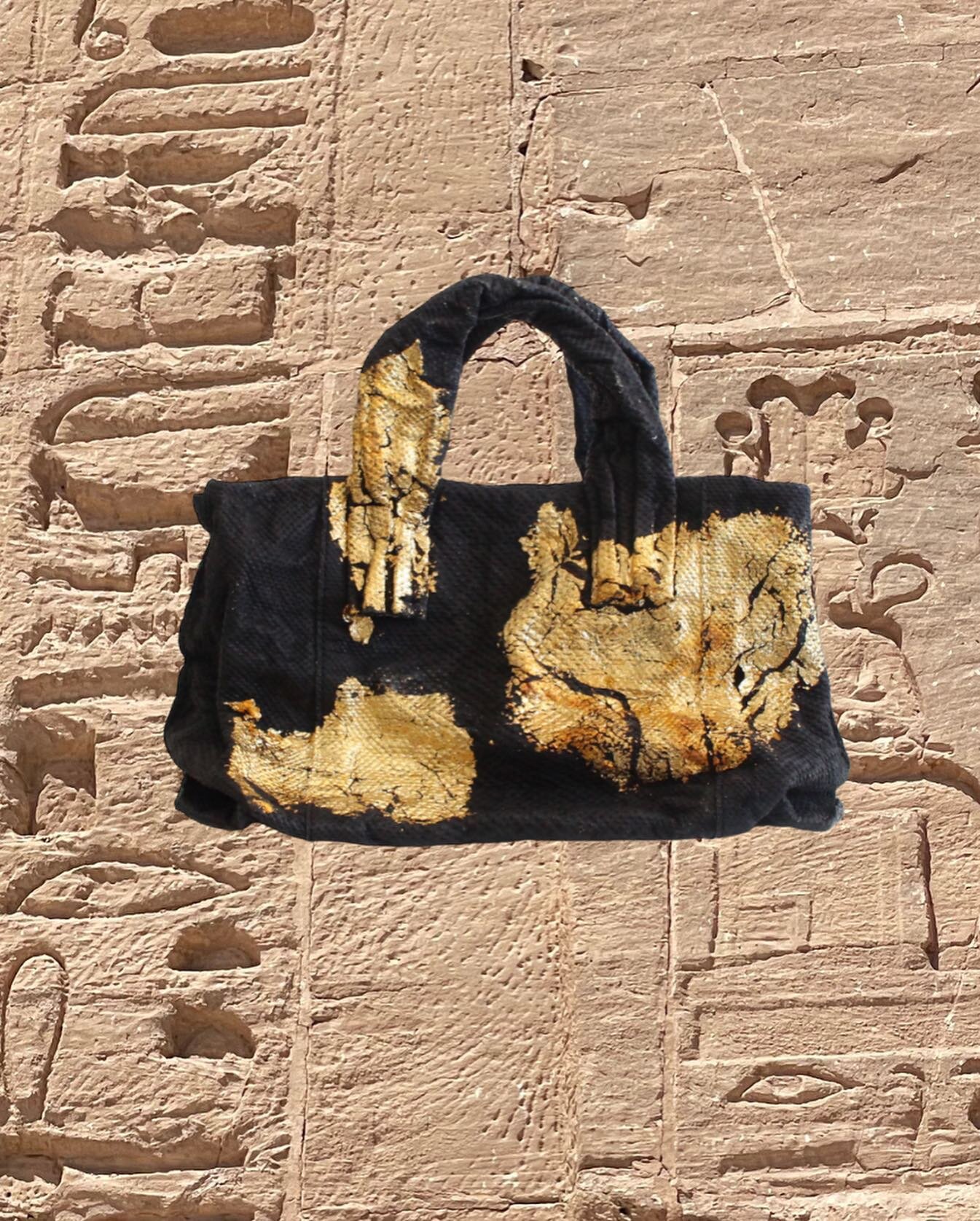 Nei desideri di Ramset III  c&rsquo;&egrave; la bag Simona Tagliaferri. 

Karung e oro 24 Kt. 

#simonatagliaferri #bag #karung #gold #gold24kt #egypt #escape #dream #lucury #lucuryitems #anima #leather #handcrafted #madeinitaly #oneofakind