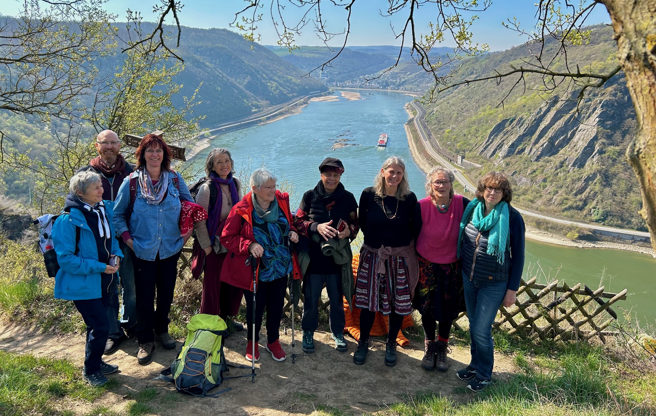 Gruppe am Rhein.jpeg