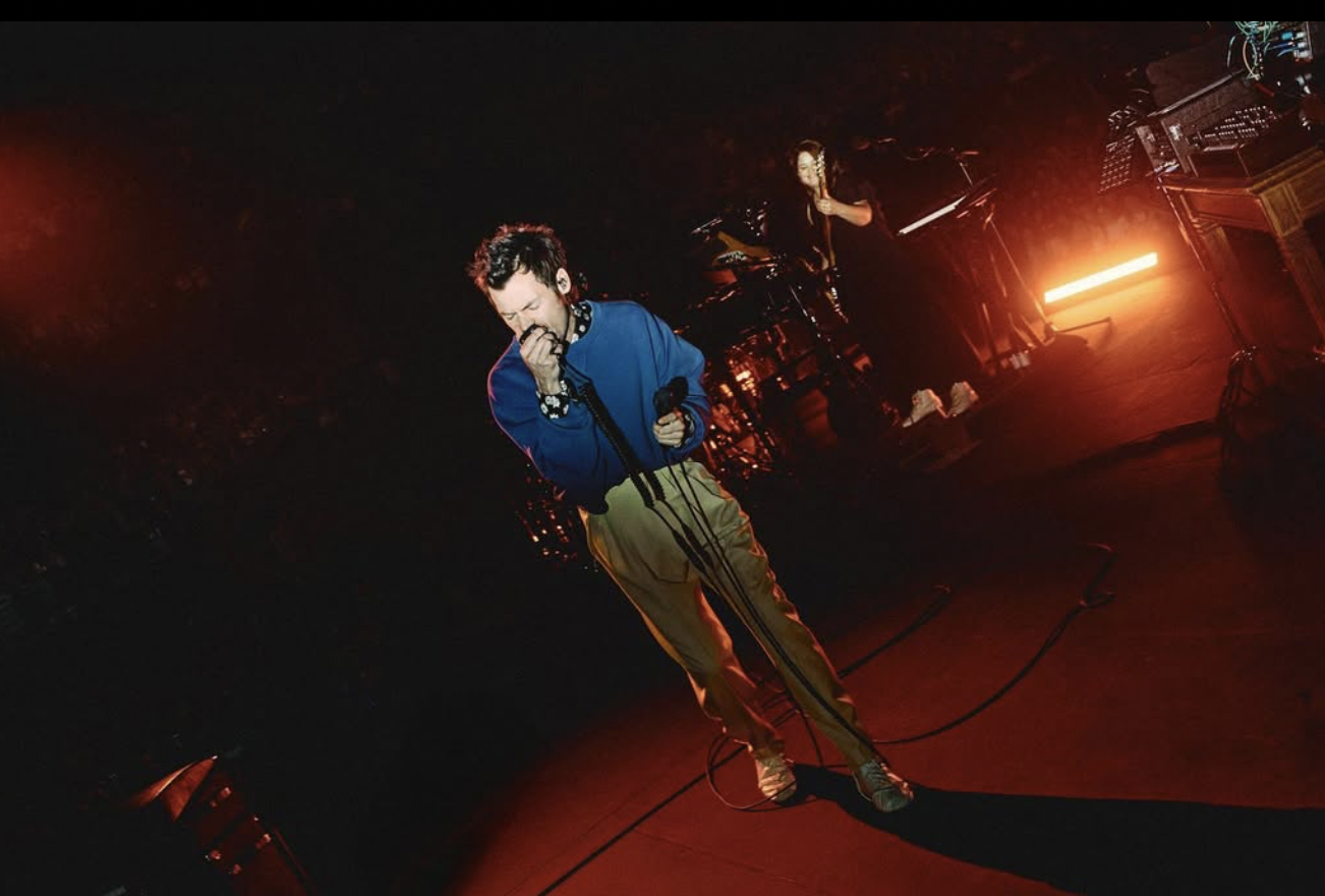 Harry Styles “Lights Up” the stage in an exclusive Netflix Concert