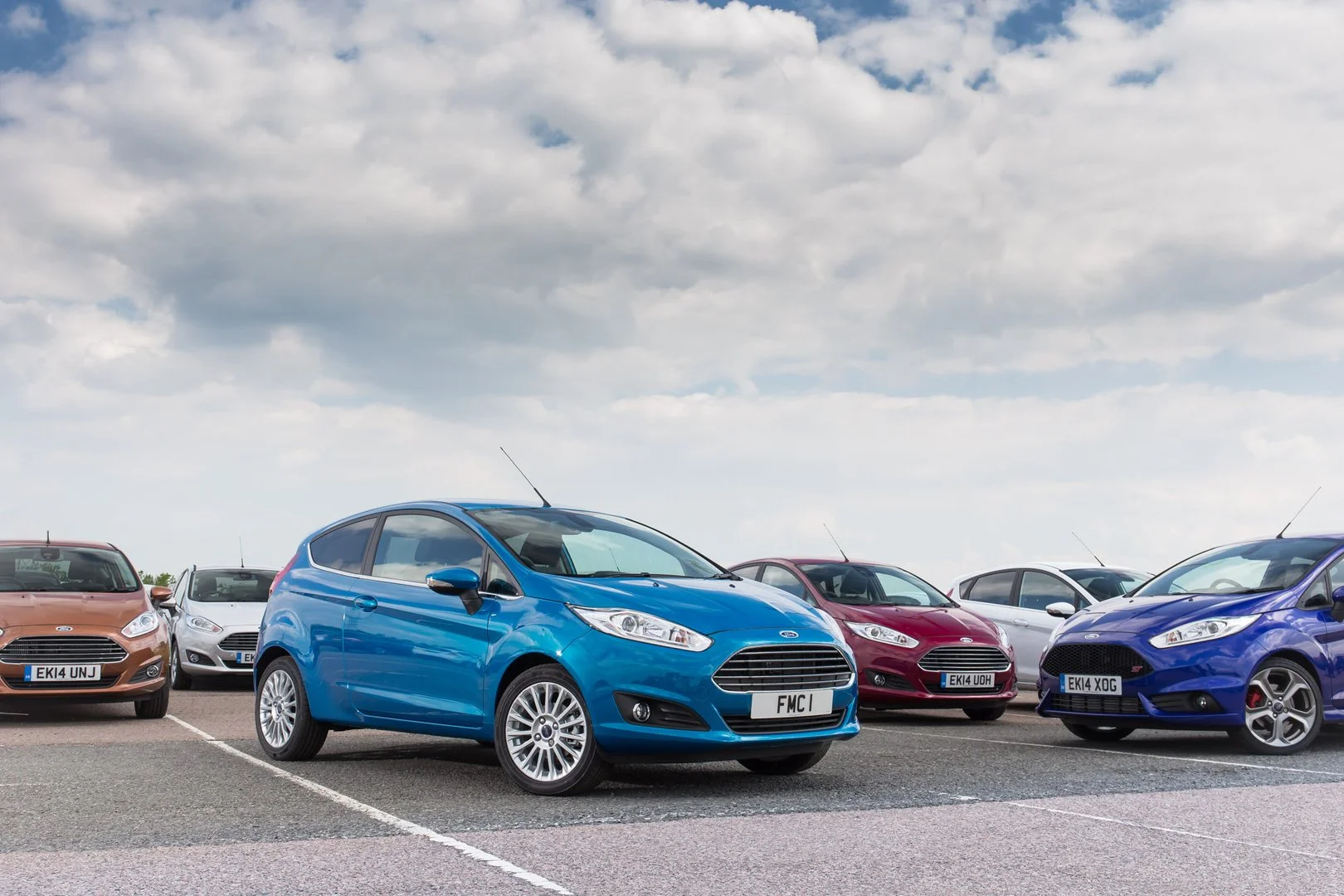 access-2014_ford_fiestas_in_parking_lot_uk_d2014_056.jpg