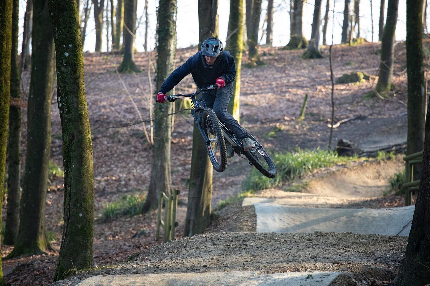 A couple of pics of @louissfoxx at @windhillb1kepark a few days ago 🤘🏻🌲
.
.
.
.
#mtbphotography#canon6d #malvernsclassic #mtbphotography #mtbphotos #ridecannondale#gupordie #mtblove #50to01 #mtb #mountainbiker #downhillmtb #mountainbike #freeridem