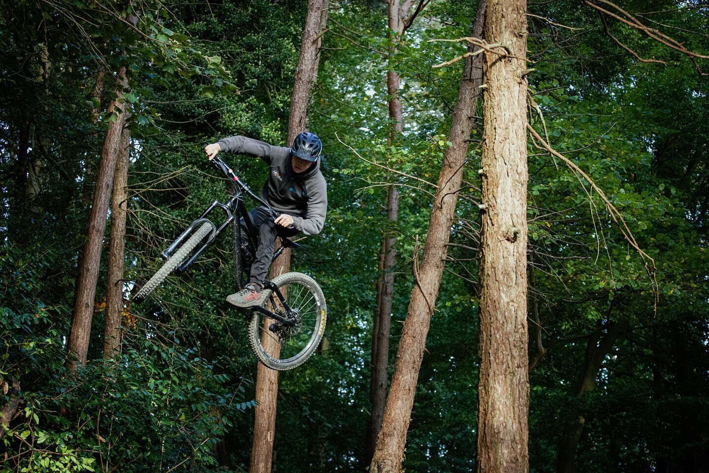 A few snaps of @harry.walkington_mtb up his local 🌲🚵🏼
.
.
.
#mtbphotography#canon6d #malvernsclassic #mtbphotography #mtbphotos #ridecannondale#gupordie #mtblove #50to01 #mtb #mountainbiker #downhillmtb #mountainbike #freeridemtb#mountainbikes#mtb