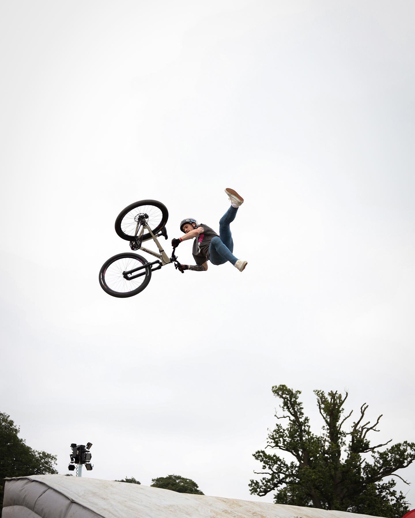 The @dirtwarsuk event at @malvernsclassic was insane🤯
The photos I got from it have now been uploaded on my pixieset (link in bio)🤟🏻
.
.
.
#mtbphotography#canon6d #malvernsclassic #mtbphotography #mtbphotos #ridecannondale#gupordie #mtblove #50t