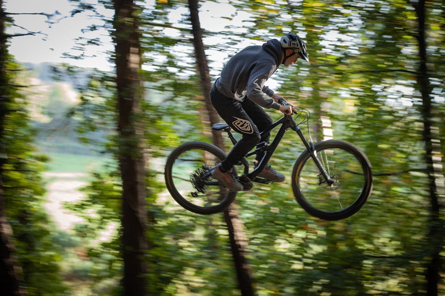 A photo dump of a few of my favourite photos over the last few years 📸 big up to everyone involved ❤️
.
.
#mtbphotography#canon6d #malvernsclassic #mtbphotography #mtbphotos #ridecannondale#gupordie #mtblove #50to01 #mtb #mountainbiker #downhillmtb