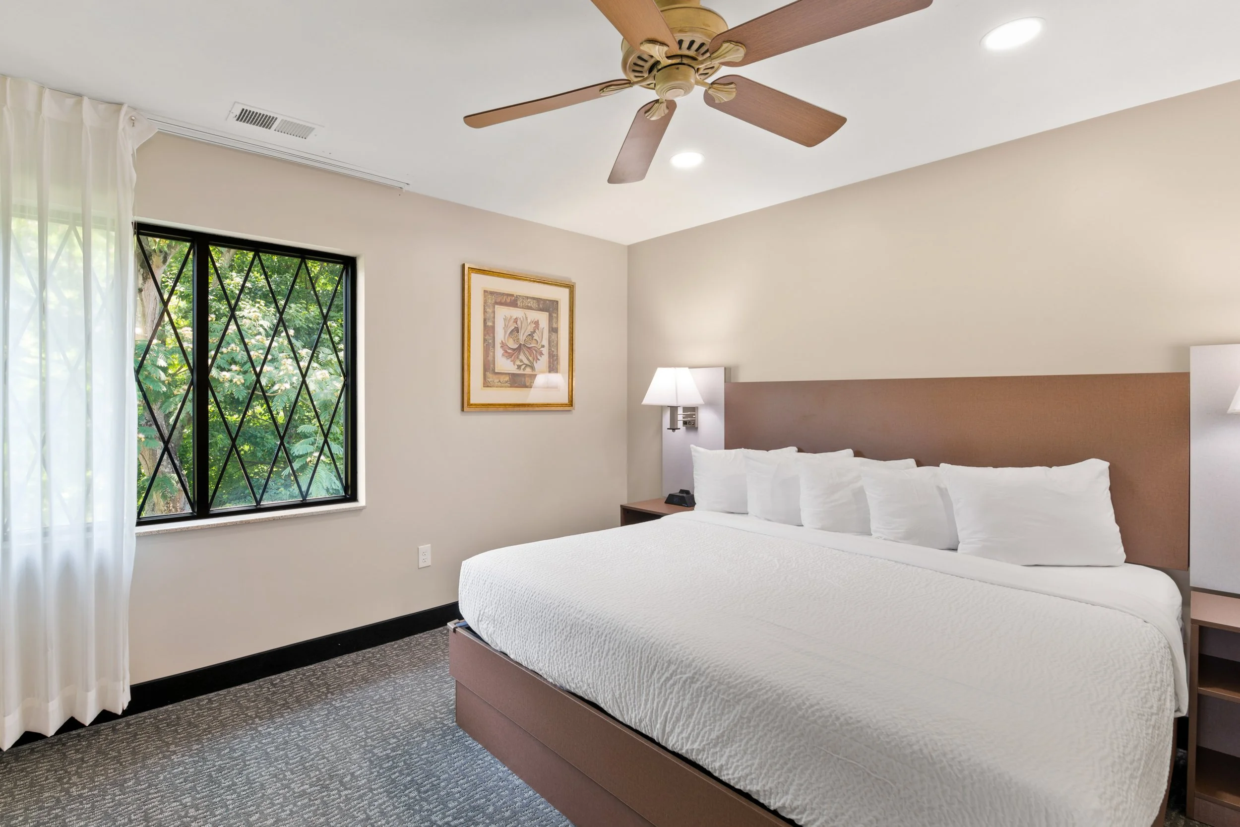 English Inn - Hotel Rooms-1.jpg