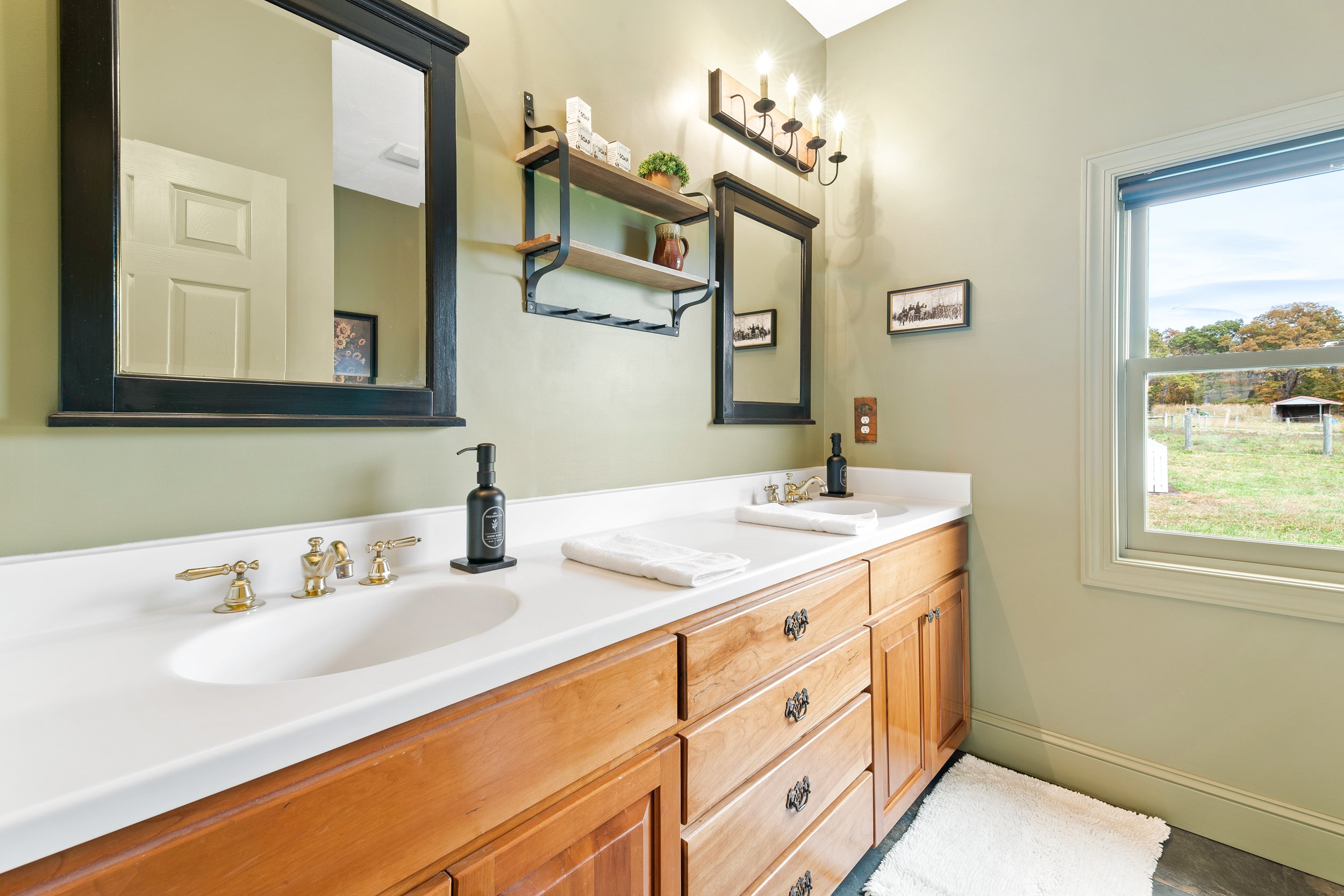 530 James River Road - Interiors-4.jpg