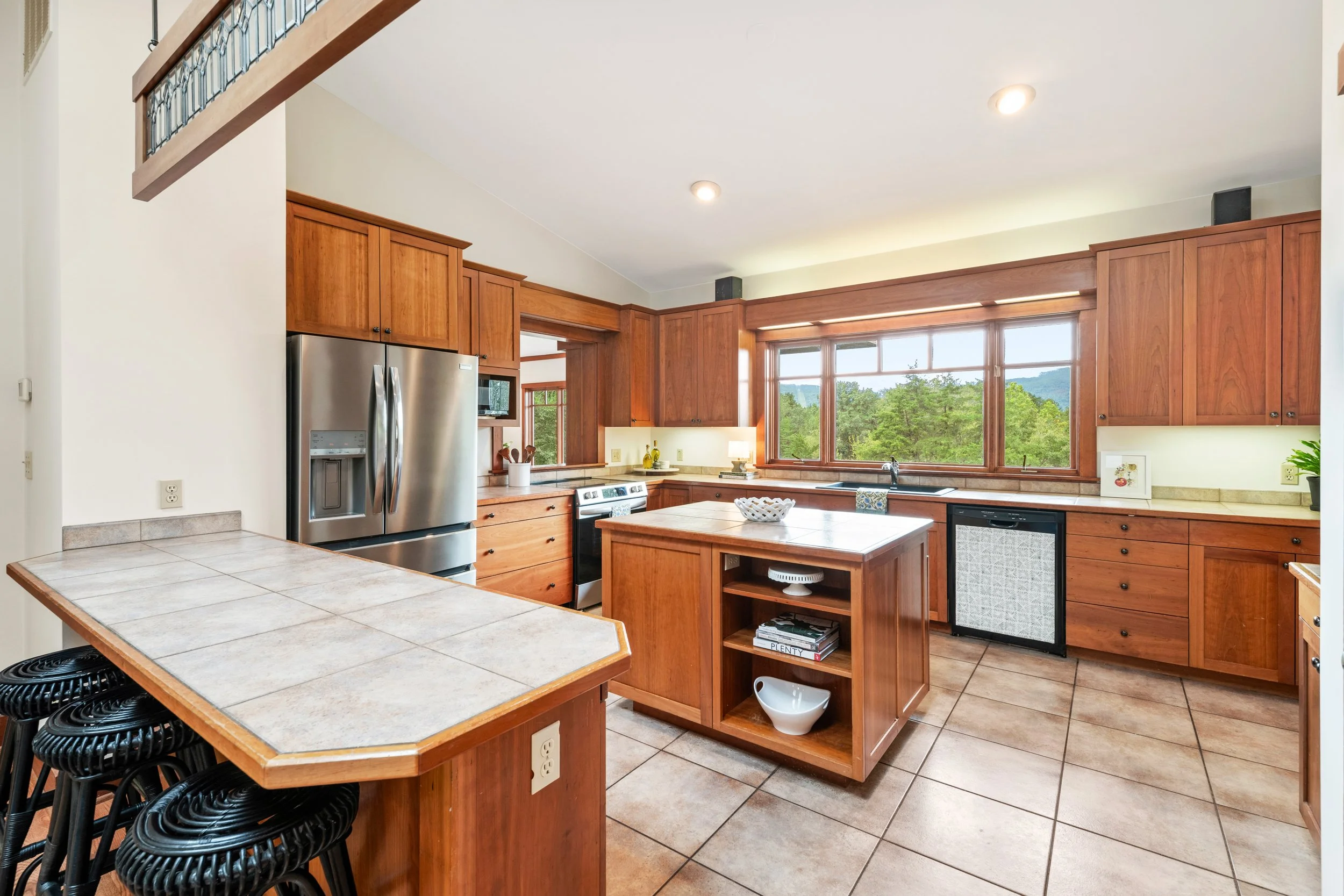 6585 Foxcliff Lane - Interiors 36.jpg