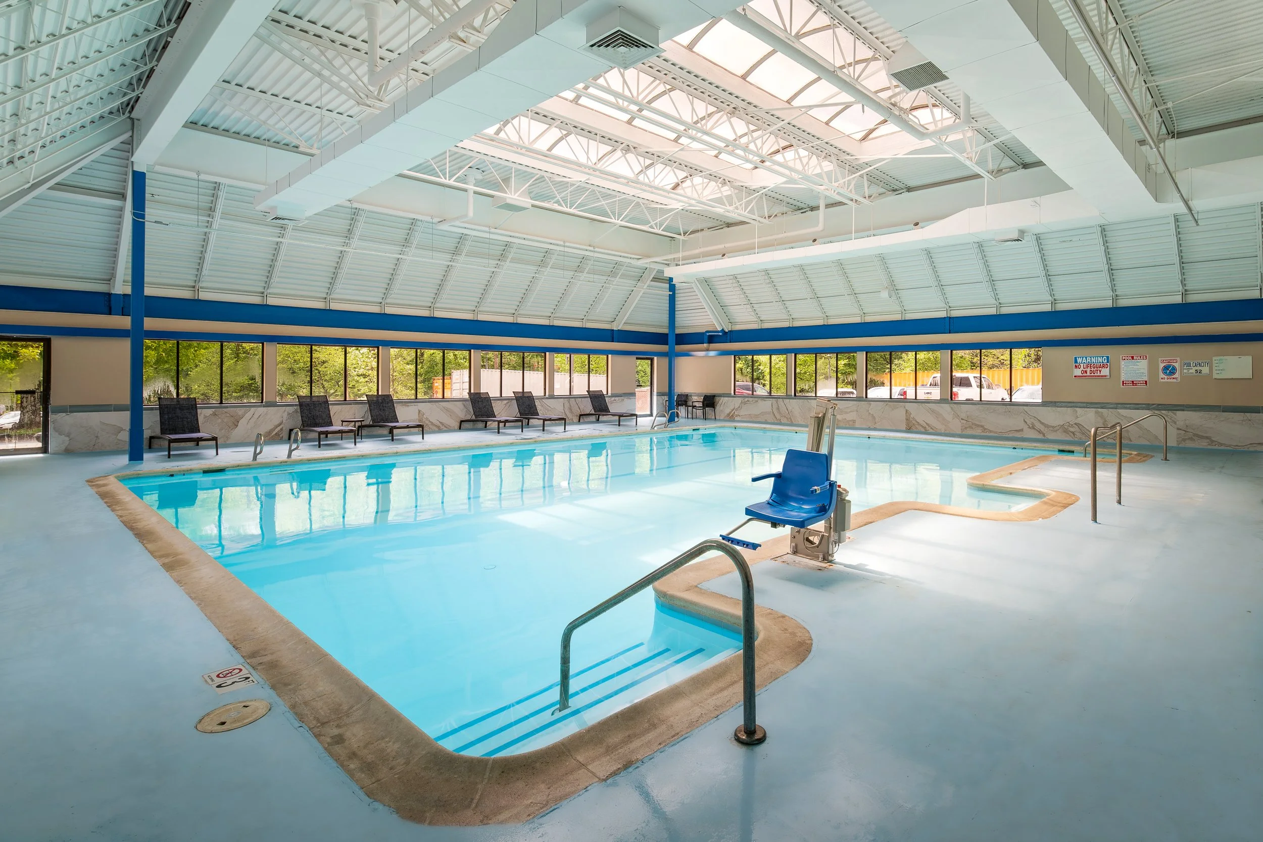 English Inn - Pool.jpg