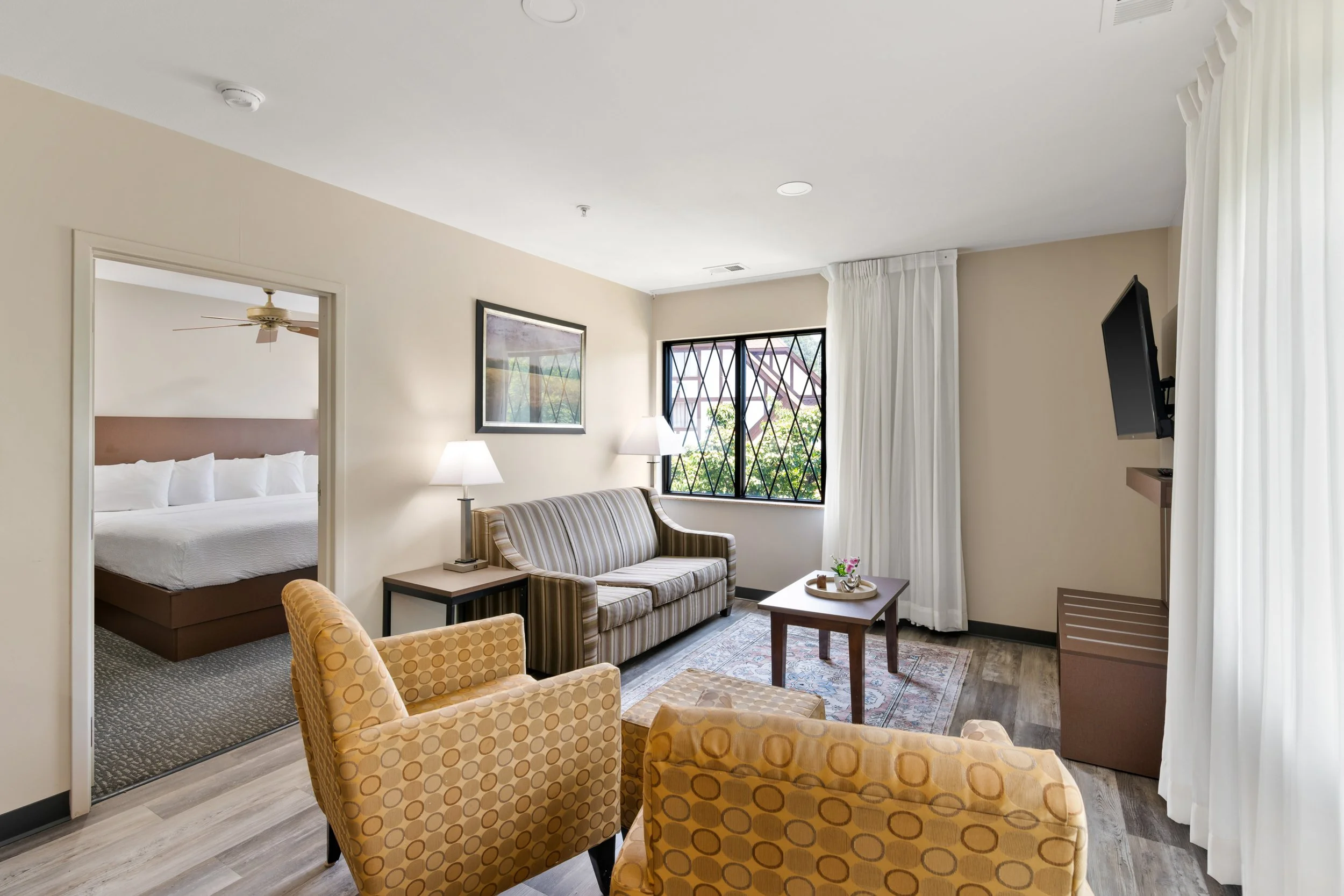 English Inn - Hotel Rooms-8.jpg