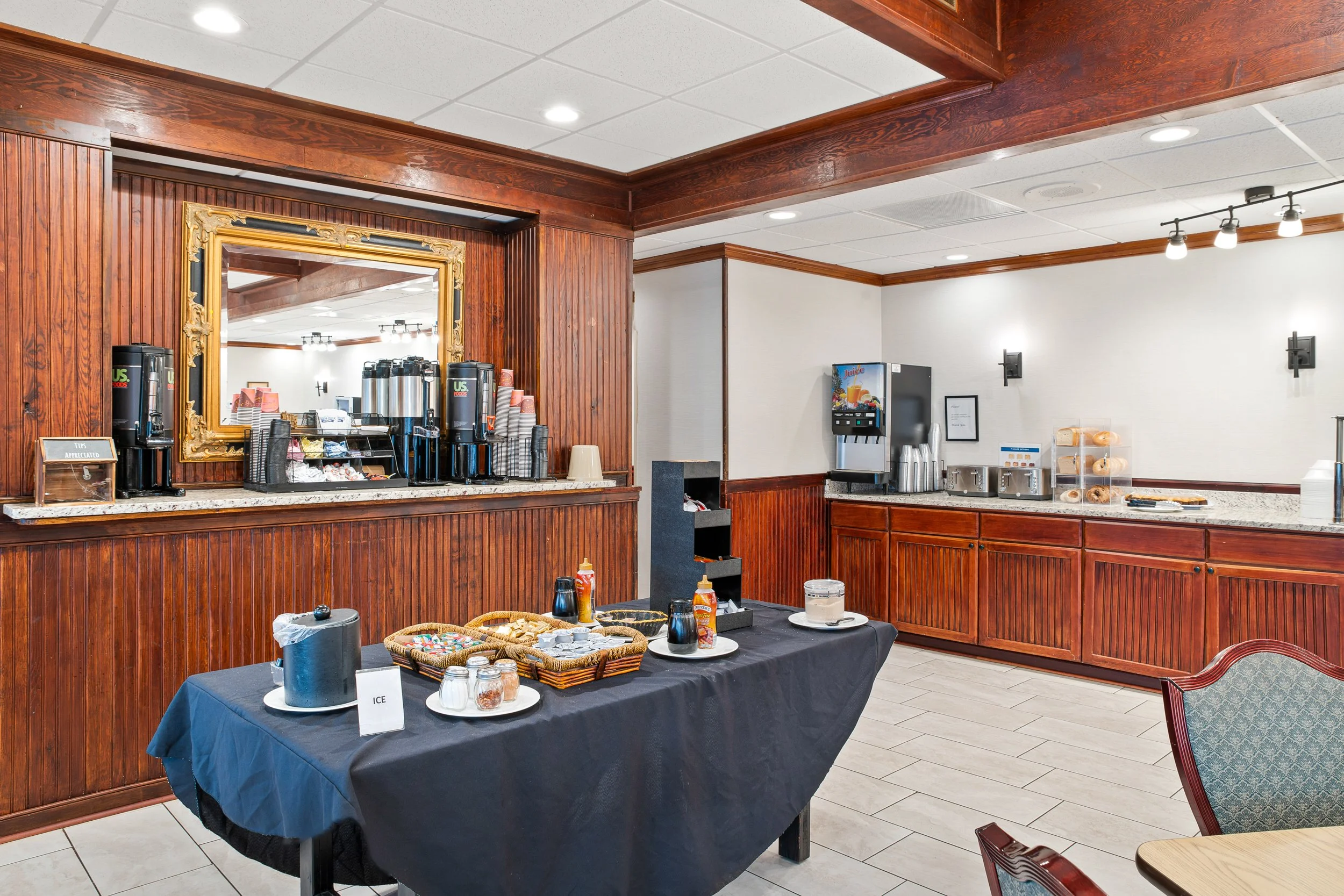 English Inn - Interiors-26.jpg