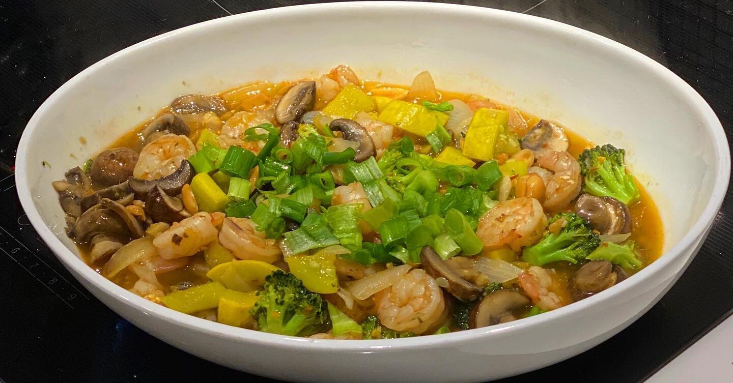 Kung Pao Shrimp (first attempt) 🍤 #shrimp 🧄 #garlic 🥜 #peanuts 🧑🏻&zwj;🦰 #ginger 🧅 #onion 🥦 #broccoli 💛 #squash 🌾 #scallion 🍄 #mushrooms 🐠 #fishsauce 🐔 #chiligarlicsauce 🤍 #sesameoil 🥥 #coconutoil