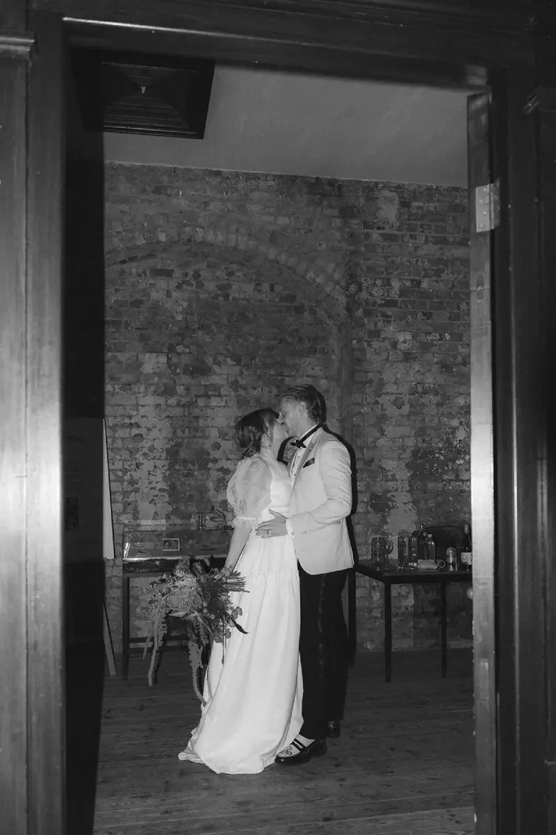 228CCV00126.BW.webp