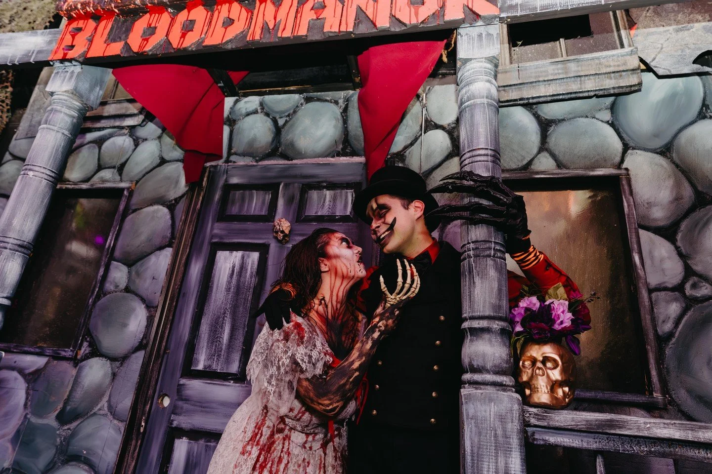 It&rsquo;s 𝘿𝙖𝙮 𝙤𝙛 𝙩𝙝𝙚 𝘿𝙚𝙖𝙙, and the spirits are still stirring at Blood Manor. The gates are open TONIGHT &mdash; come face your fears before the darkness fades for good. 🌹💀
