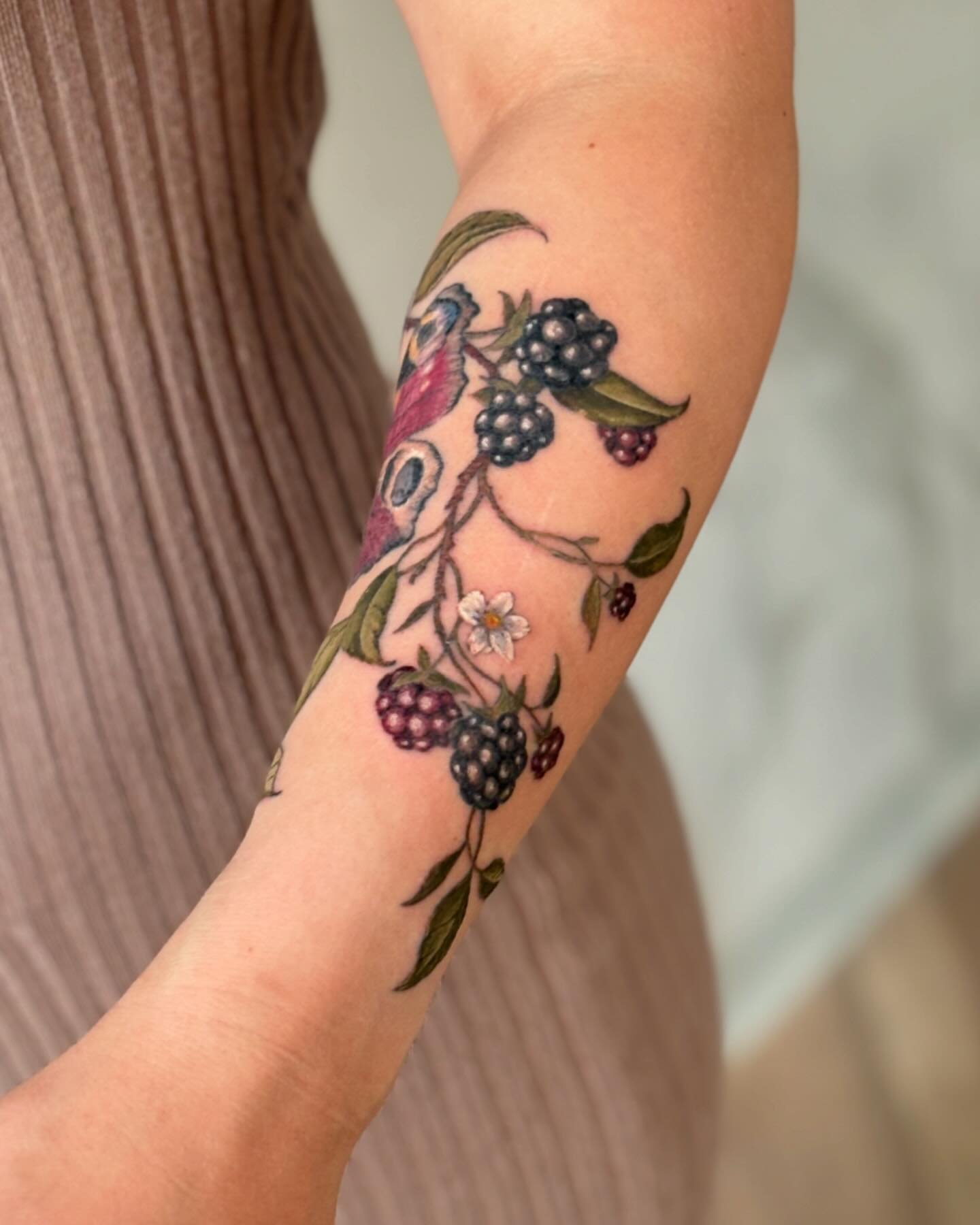 Stadig en af de tatoveringer jeg har v&aelig;ret gladest for at lave🥰
.
.
#bromb&aelig;r #tatovering #tatov&oslash;r #farvetatovering