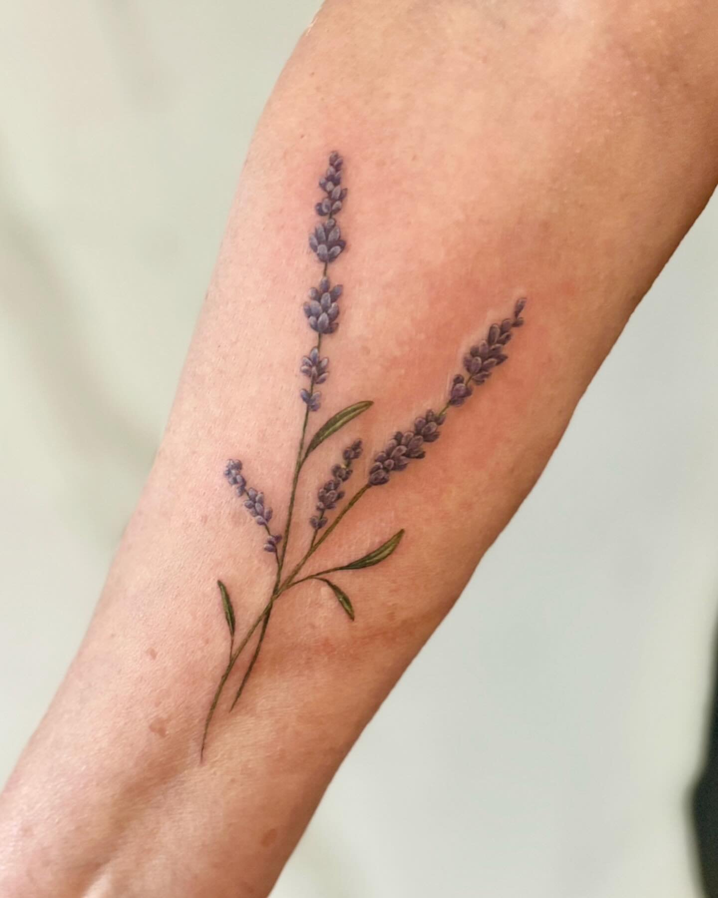Lavendler er en af de ting jeg syntes er sjovest at tatovere🥰
Send mig en besked eller udfyld formularen p&aring; min hjemmeside, hvis du ogs&aring; skal have nogle.
Ps. Jeg laver ikke det samme motiv flere gange, men gerne noget i samme stil
.
.
#t