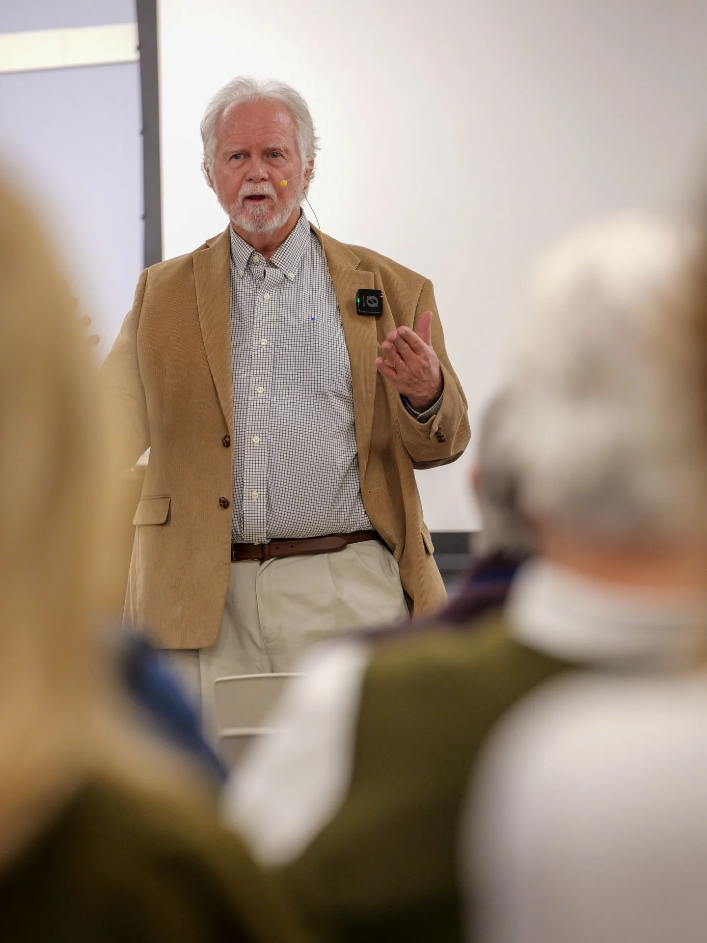We had the pleasure of hosting Steve Garber&rsquo;s book launch for his new book: Hints of Hope last week! Listen to his talk with the link in our bio. 
Thanks for joining us! 🤗

#uva #studuva #virginia #stevegarber #booklaunch