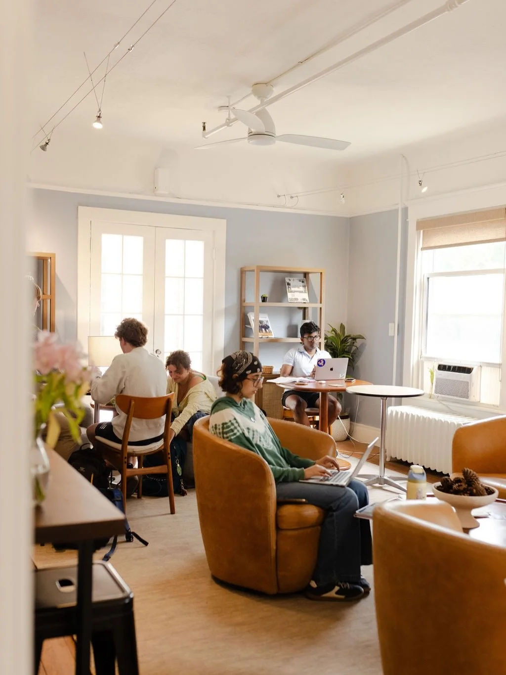 Swipe for cozy study spots you could enjoy this summer ➡️

Are you in Charlottesville over the summer and looking for a quiet place for work or study, fresh coffee, and cozy nooks? The Study Center remains open (albeit much quieter) 24/7 over the sum