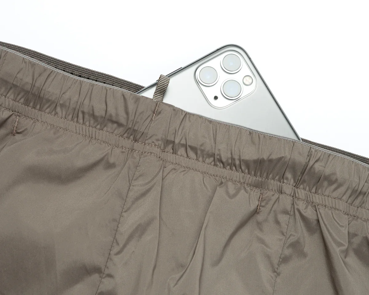 12046-FA_techsilk-8-shorts_falcon_phone-pocket.webp