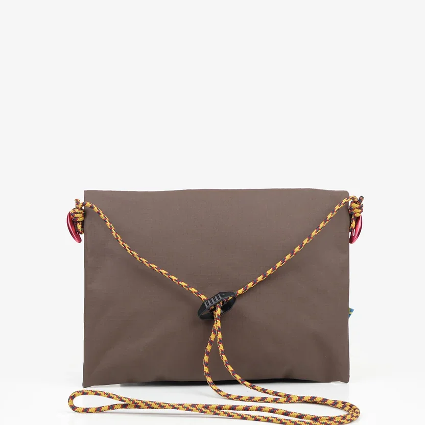 Klattermusen_HridWPAccessory_Bag_BrownSlatebrown_04.webp