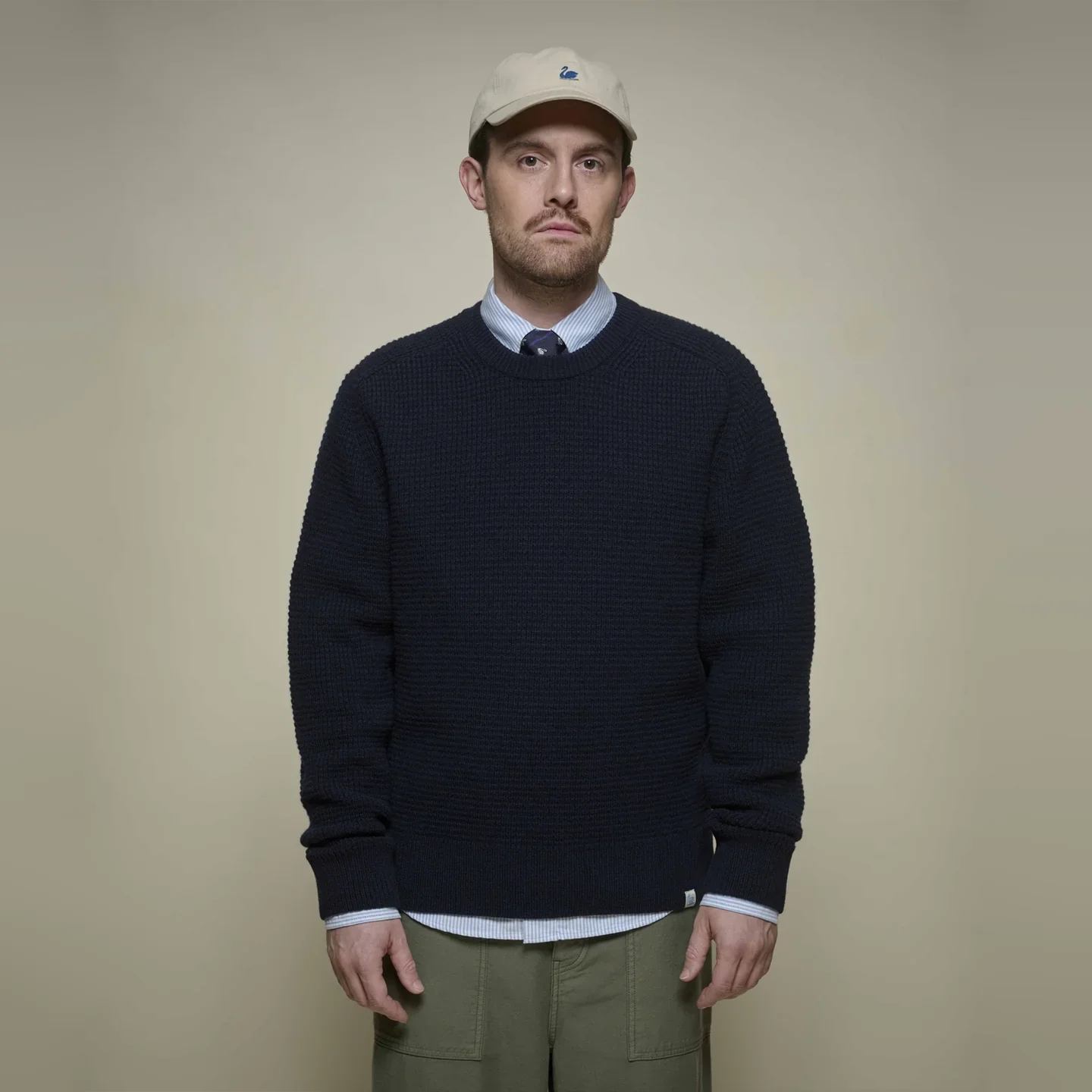 merz-b-schwanen-waffle-structured-pullover-dark-navy-model.webp