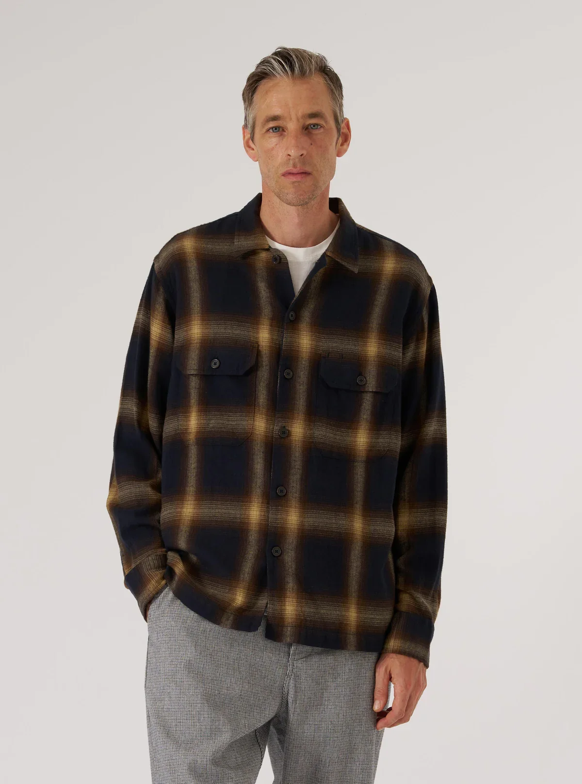 33168_canyon-check-navy_model_1.webp