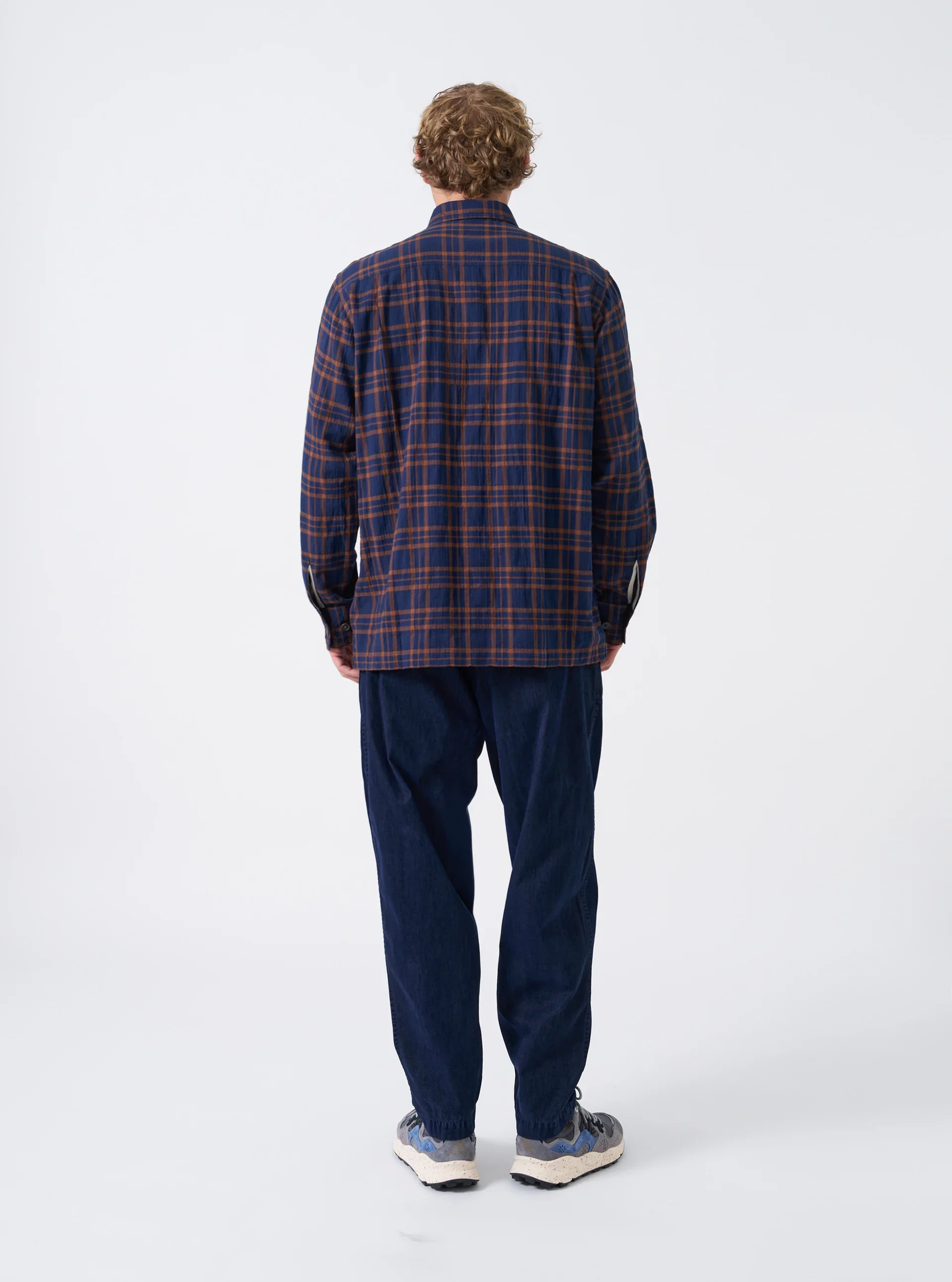35147_young-check-navy-brown_model_2.webp
