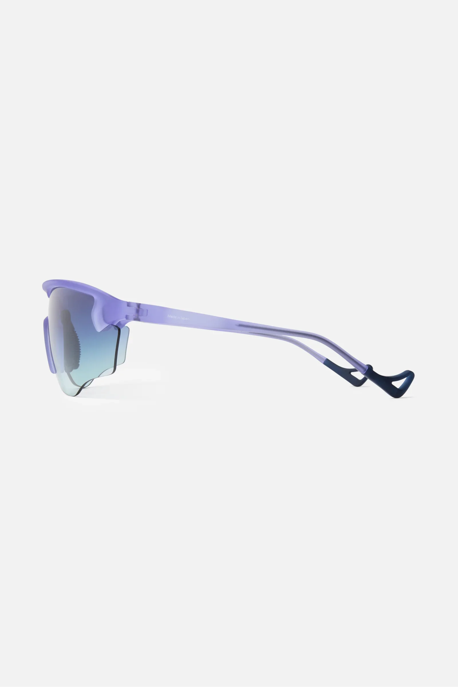 Junya_Periwinkle_Bluegradient_001.webp