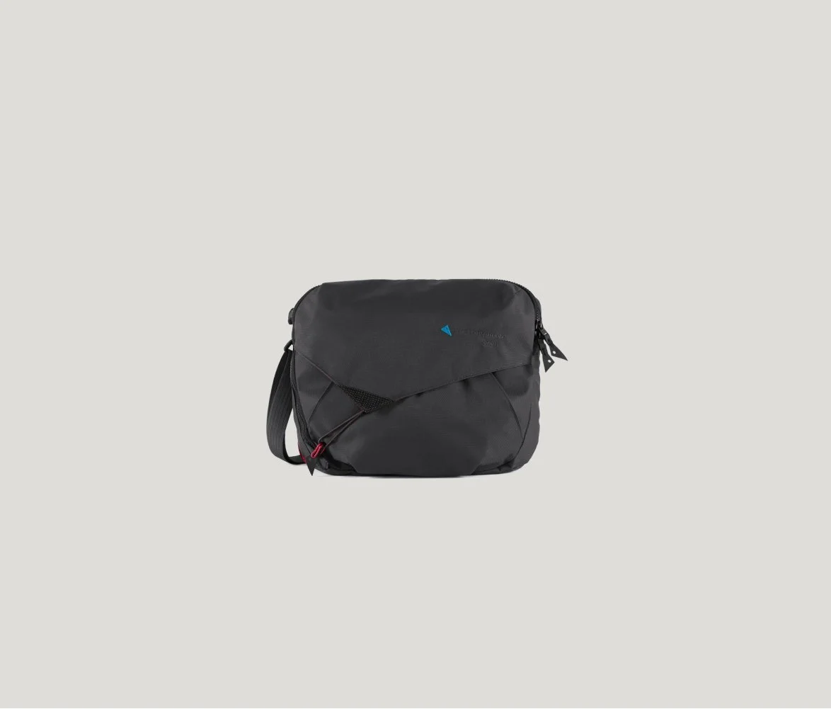 Gaut Messenger Bag in Raven