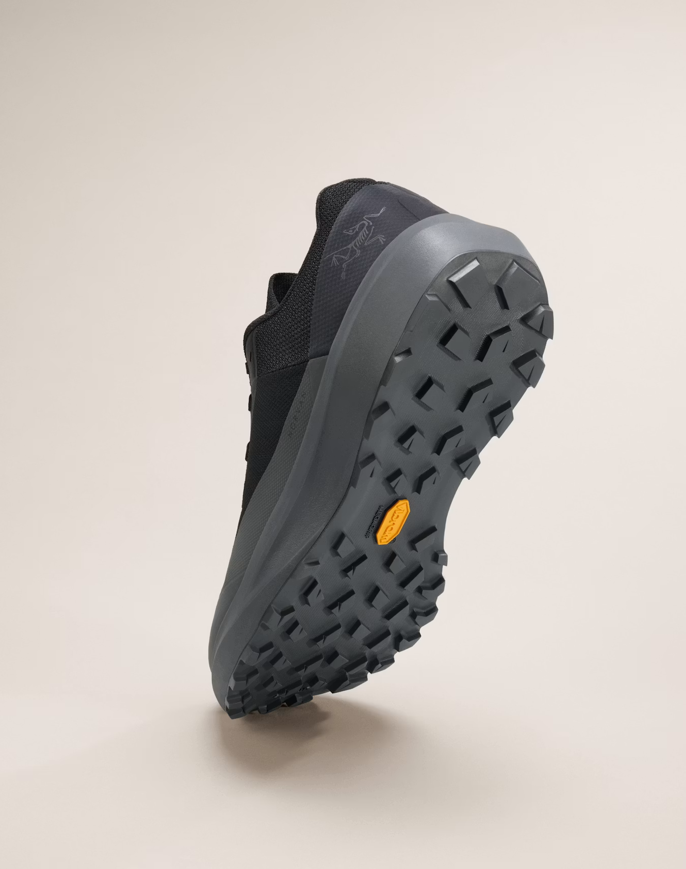 S26-X000010398-Norvan-LD-4-Shoe-Black-Graphite-Sole.png