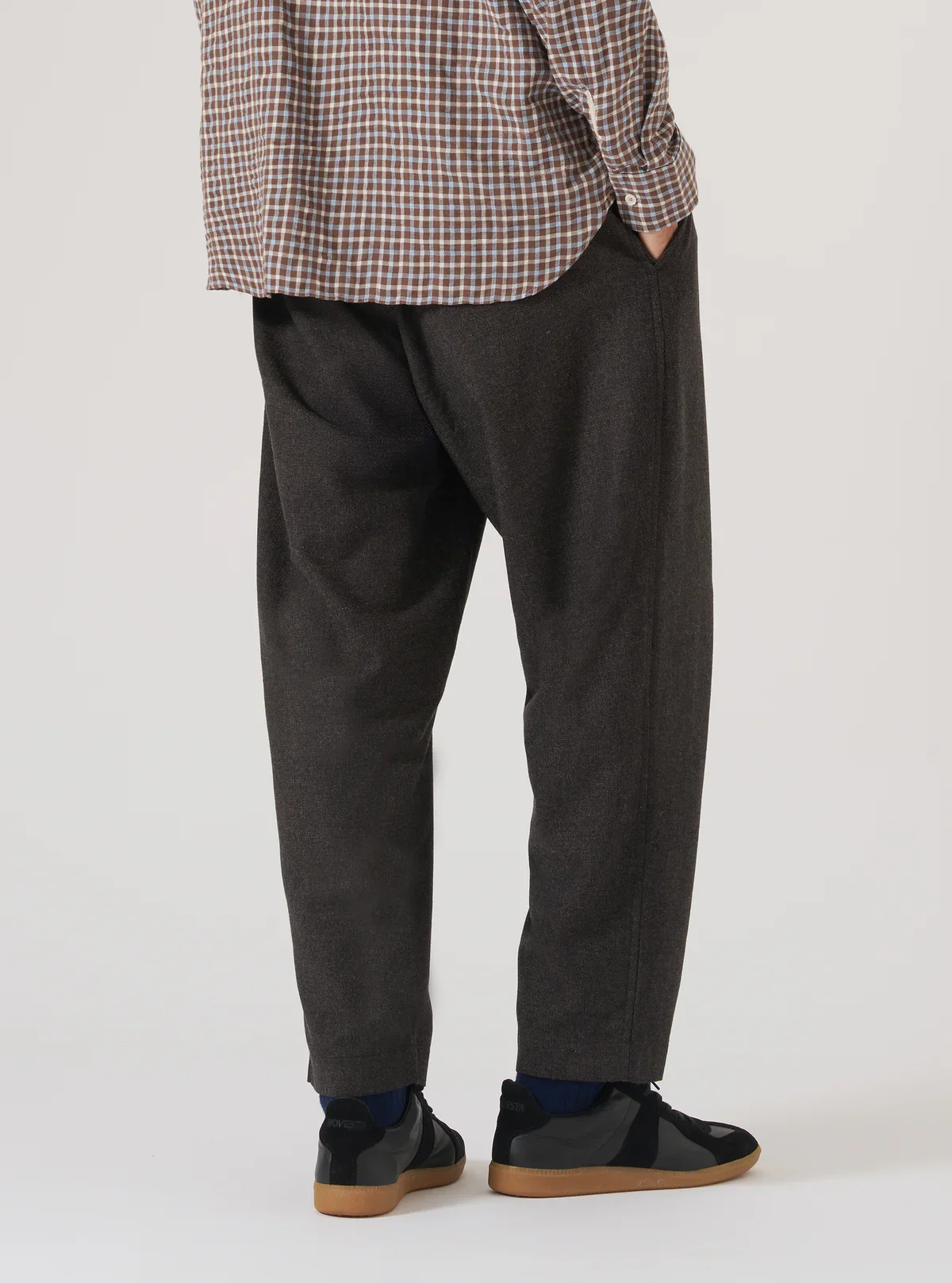 33656_upcycled-it-tweed-brown_model_2.webp