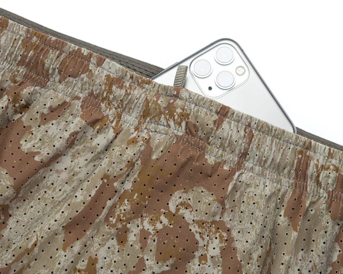 12075-59F00_space-o-2-5-shorts_camo_phone-pocket.webp