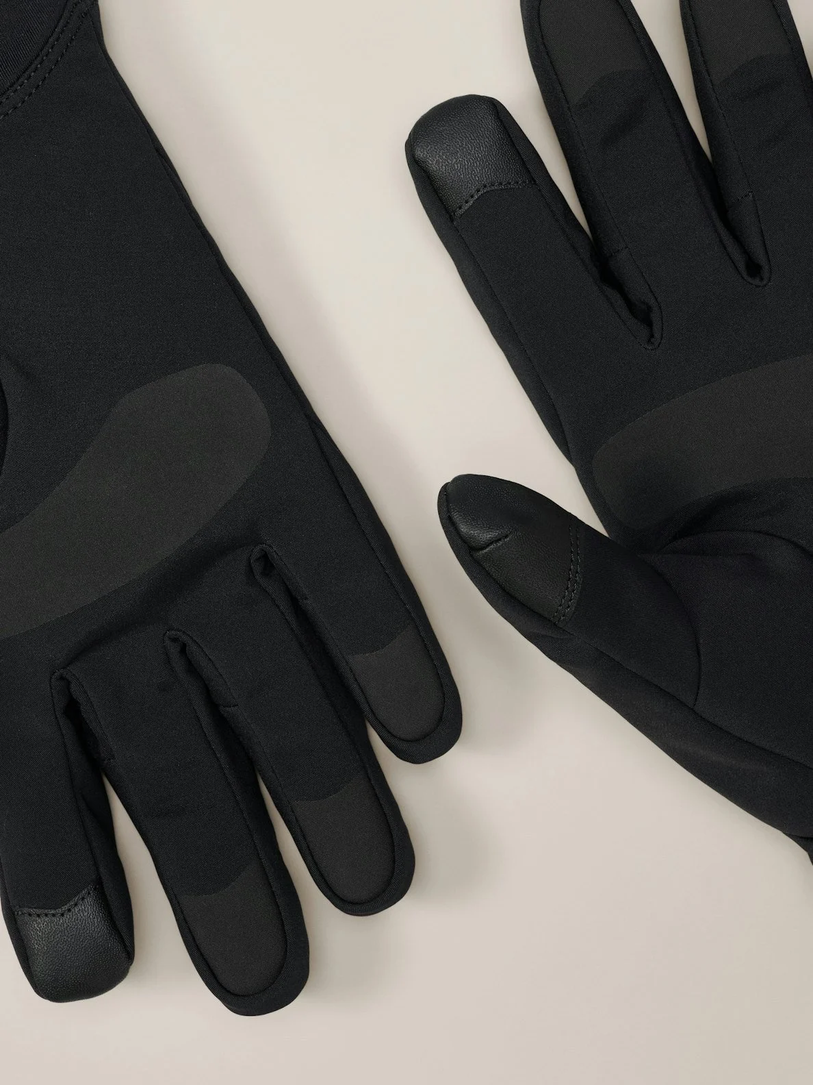 F25-X000009934-Venta-Glove-Black-Hover.jpg