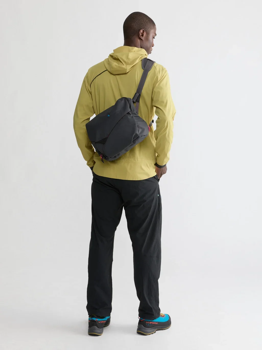 656_hs_pOywim5jJv61rpAKdffag_40460U21_Gaut_Messenger_Bag_Raven_010-full.webp