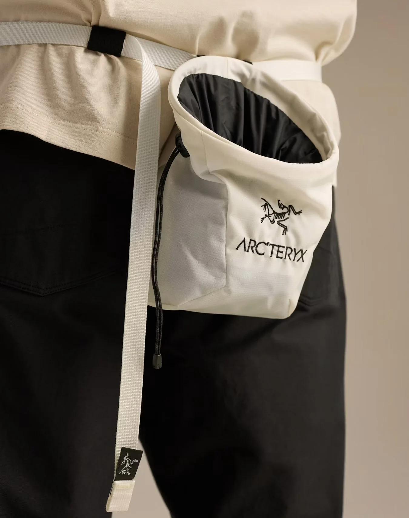 F26-X000010364-Ion-SL-Chalkbag-Arctic-Silk-Fabric-Detail (1) 1.jpg