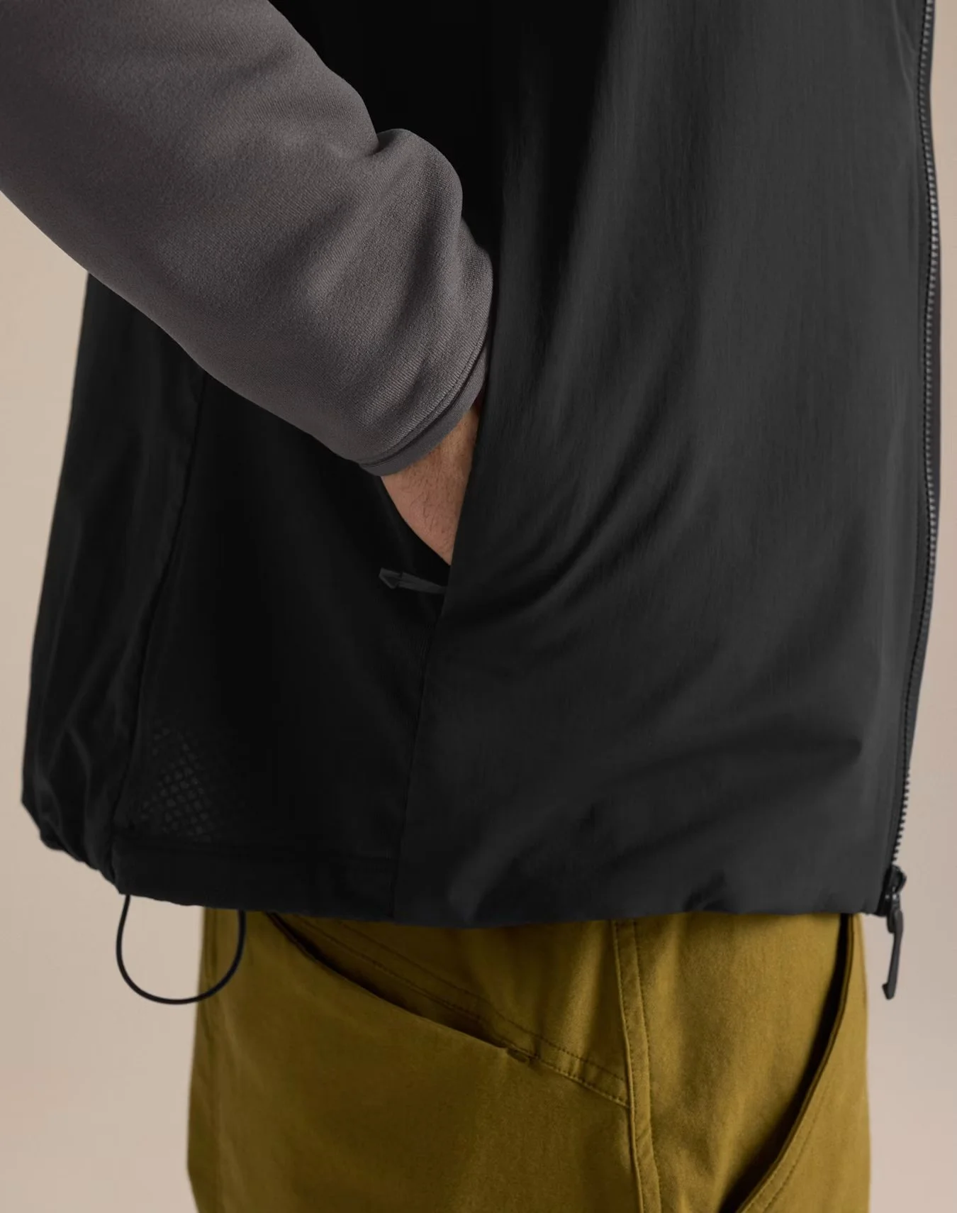 F26-X000009559-Atom-Vest-Black-Fabric-Detail.jpg
