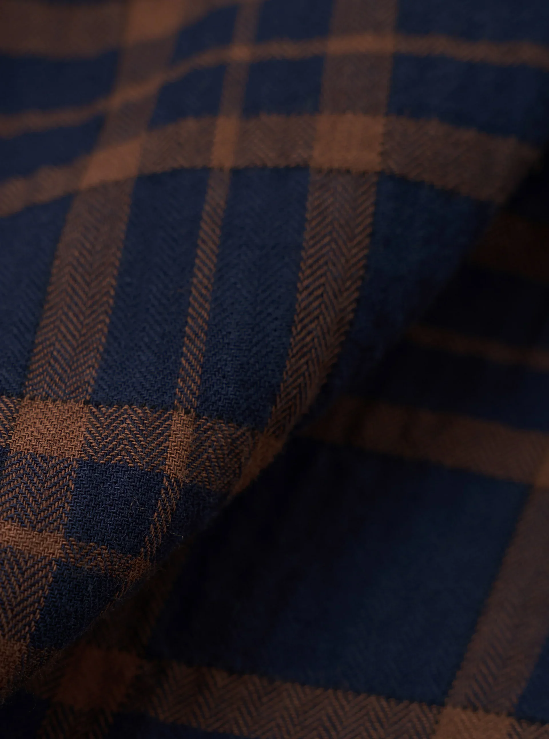 35147_young-check-navy-brown_swatch.webp