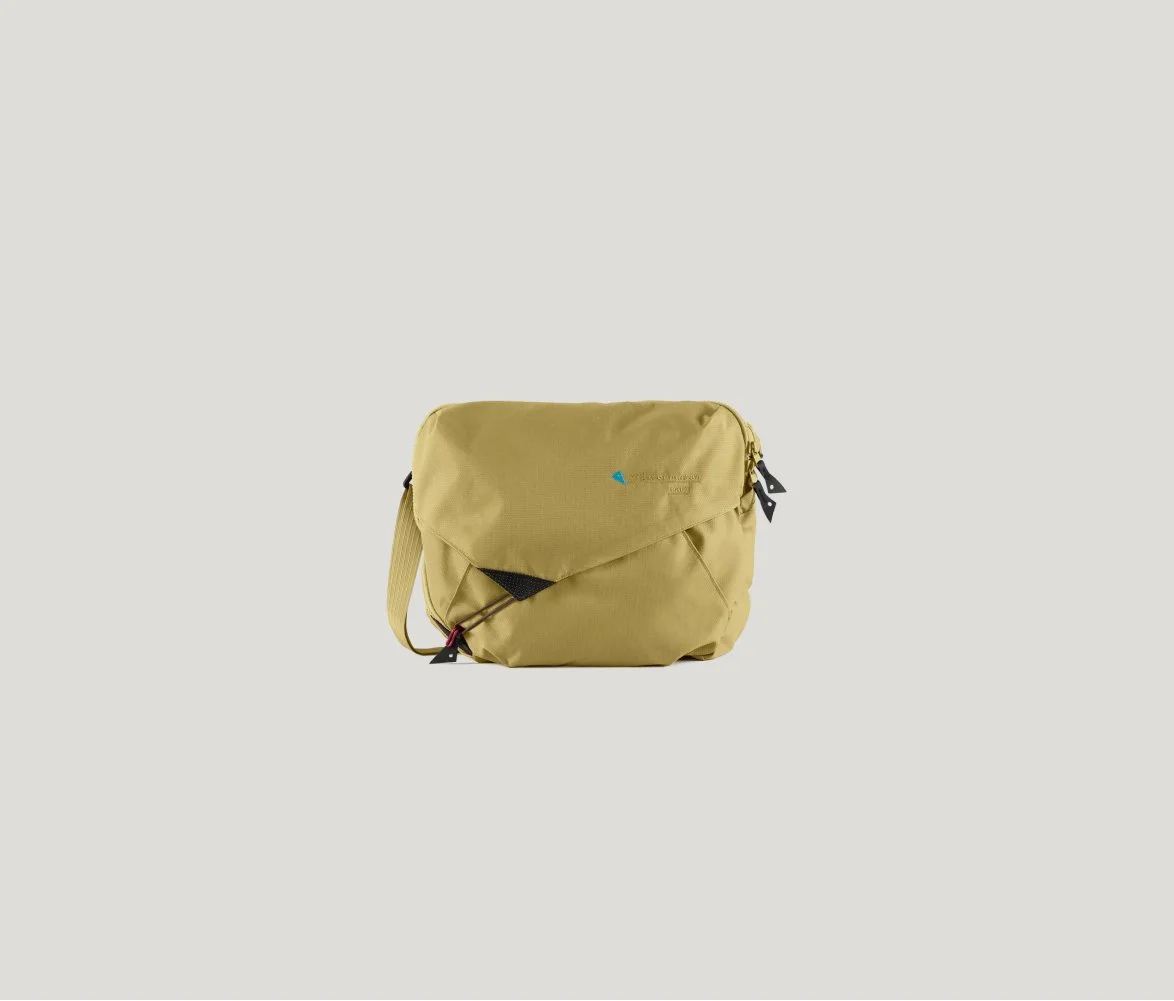 Gaut Messenger Bag in Dark Straw