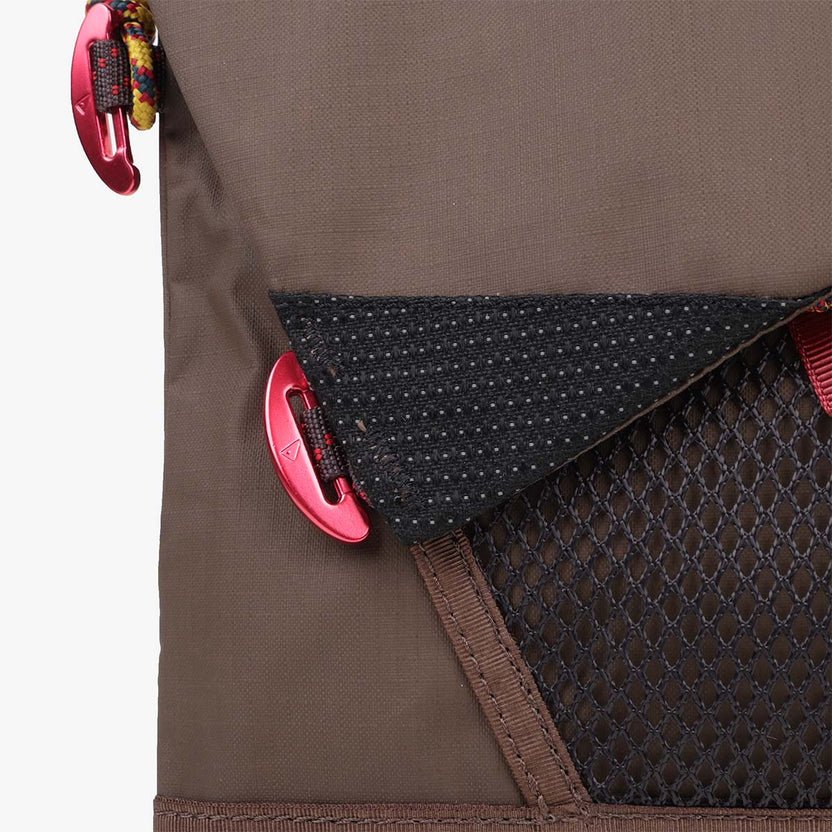 Klattermusen_HridWPAccessory_Bag_BrownSlatebrown_03.jpg