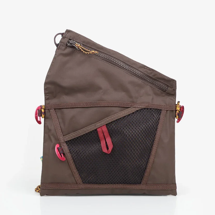 Klattermusen_HridWPAccessory_Bag_BrownSlatebrown_05.webp