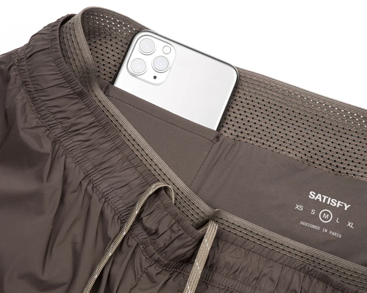 5193-QU-RA_techsilk-8-shorts_quicksand_phone-pocket.webp