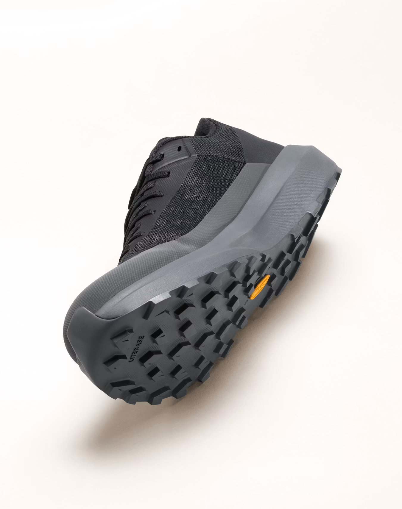S26-X000010398-Norvan-LD-4-Shoe-Black-Graphite-Side.png