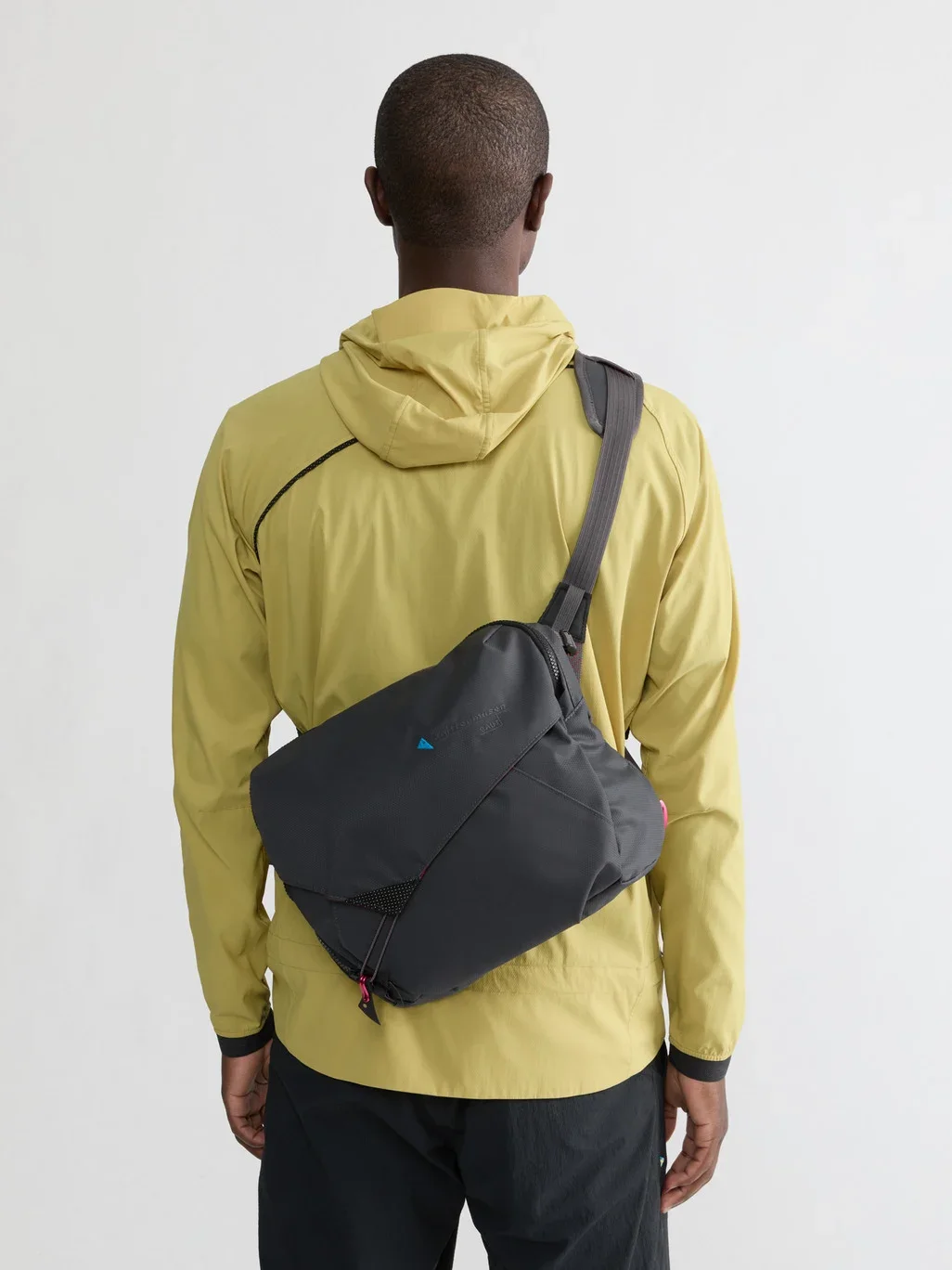 656_hs_5SnIFs46t3gcmiW8x3a1Q_40460U21_Gaut_Messenger_Bag_Raven_013-full.webp