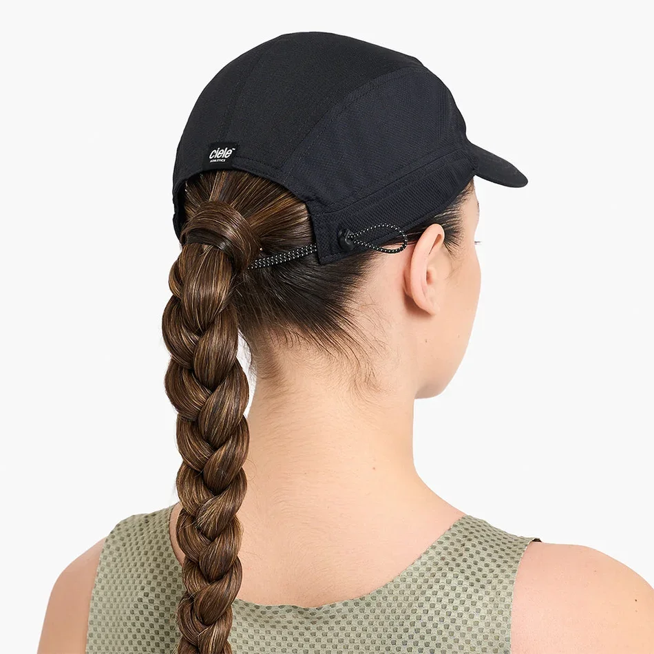 U-2-CA-0263-BK002_FSTCapSC-Classic-AthleticsSL-Shadowcast_D1_2026_STUD3.webp