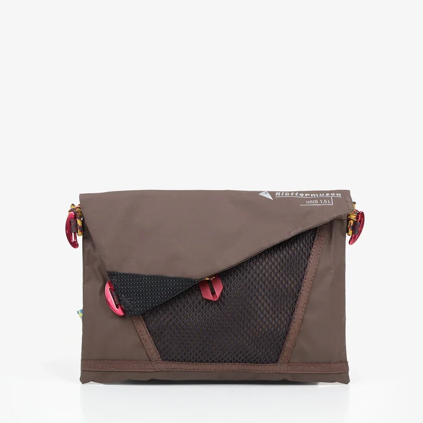 Klattermusen_HridWPAccessory_Bag_BrownSlatebrown_01.webp