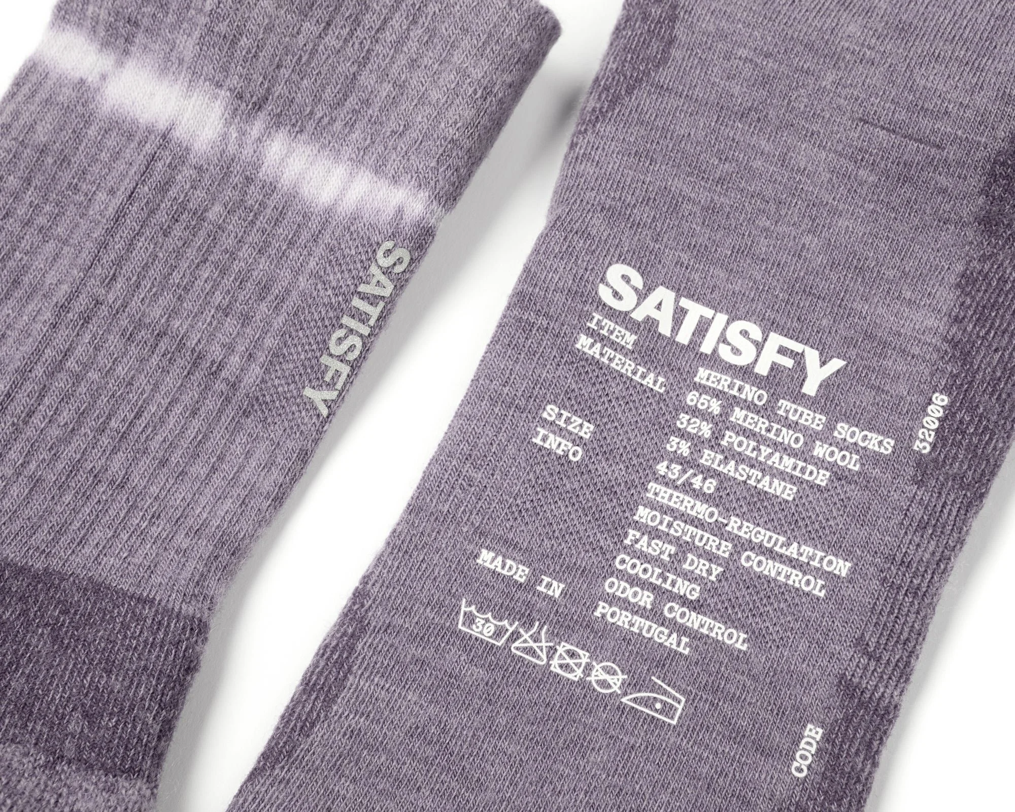 32002-71H00_merino-nylon-tube-socks_tie-dye-dusk_focus.jpg